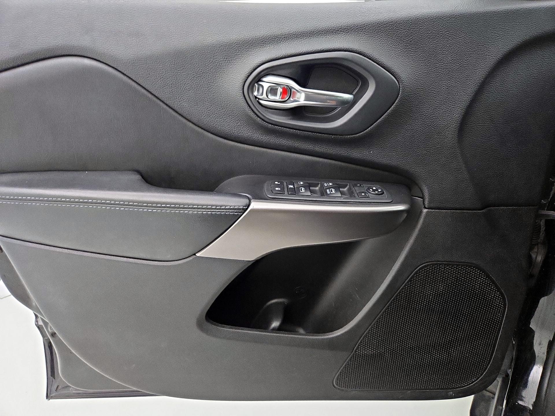 Thumbnail: 2020 Jeep Cherokee - 12