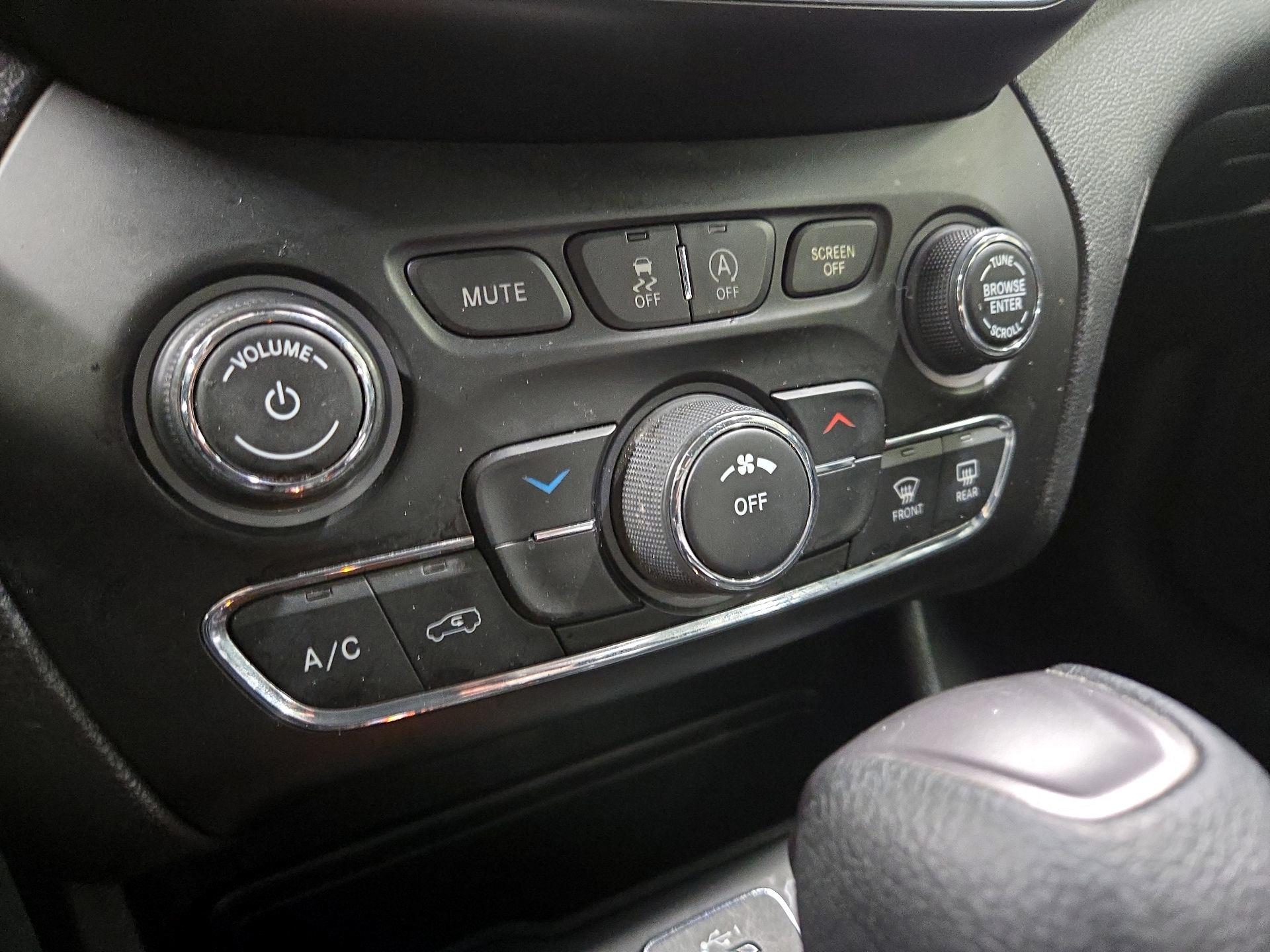 Thumbnail: 2020 Jeep Cherokee - 16