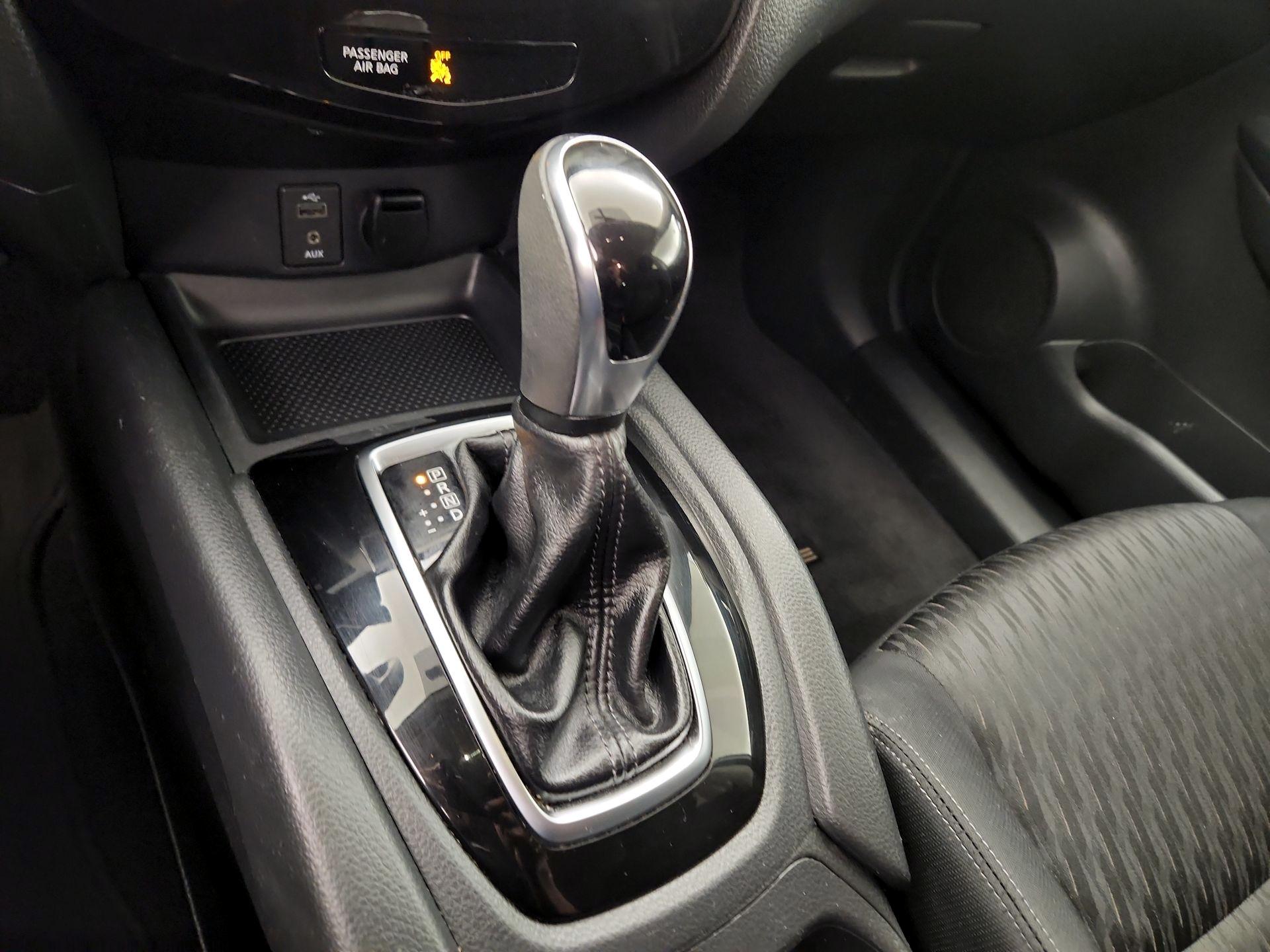 Thumbnail: 2017 Nissan Rogue - 17