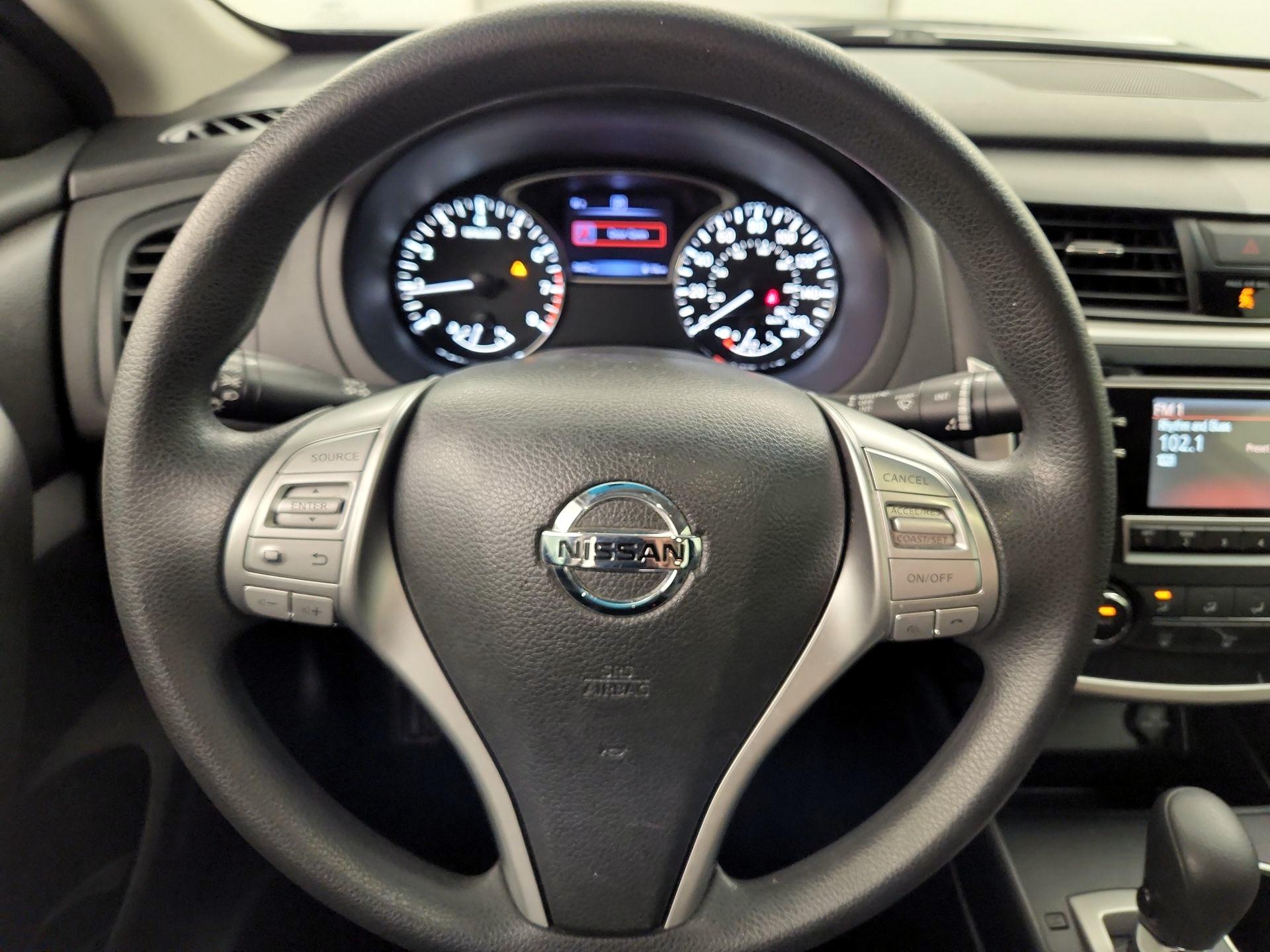 Thumbnail: 2017 Nissan Altima - 10