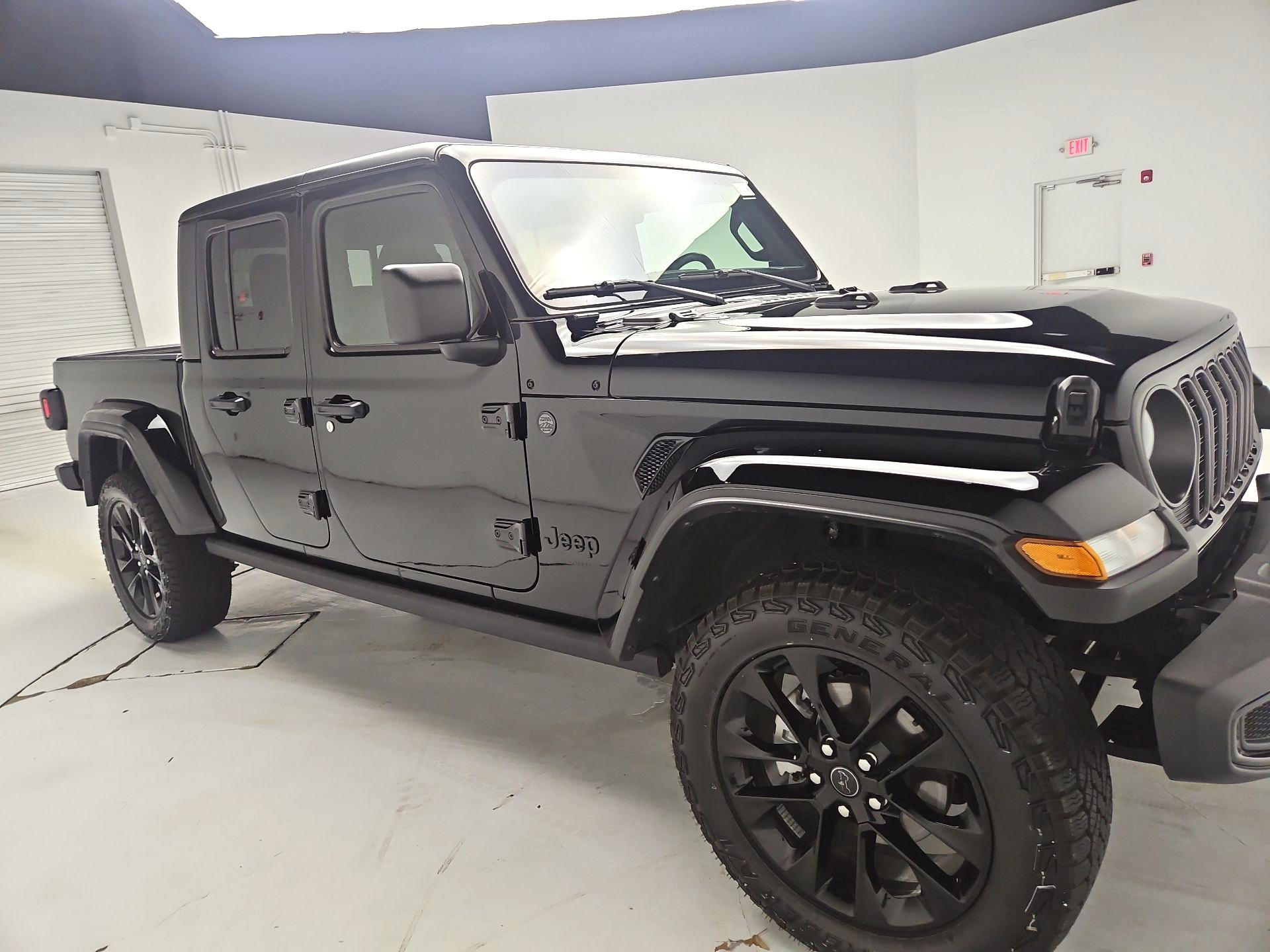 Thumbnail: 2025 Jeep Gladiator - 4
