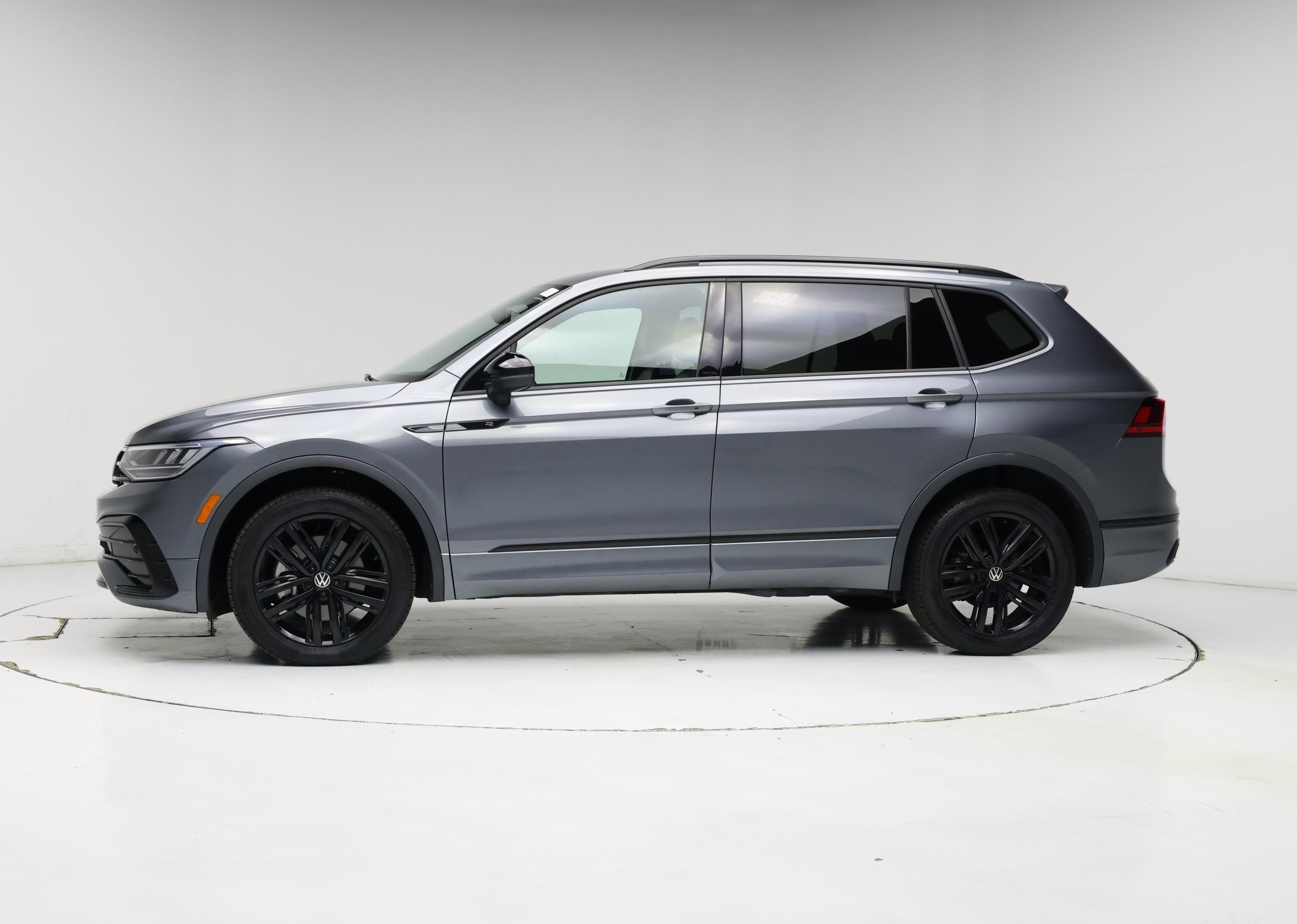 Thumbnail: 2022 Volkswagen Tiguan - 3