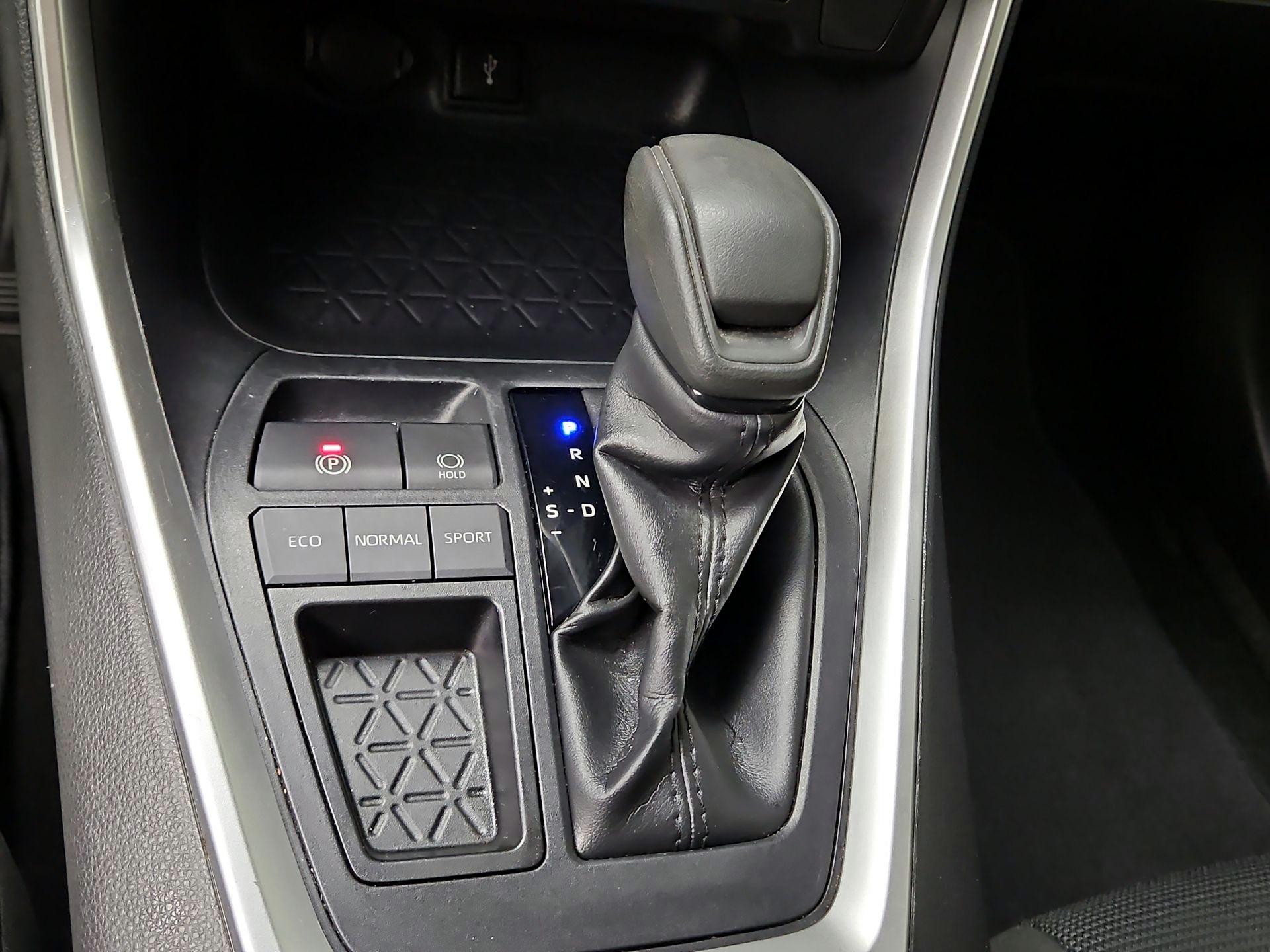 Thumbnail: 2021 Toyota RAV4 - 17