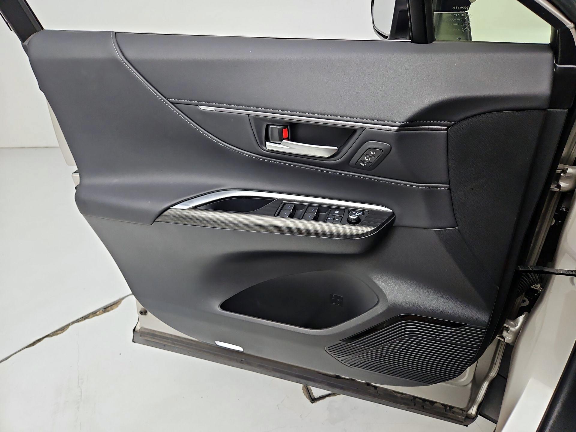 Thumbnail: 2021 Toyota Venza - 12