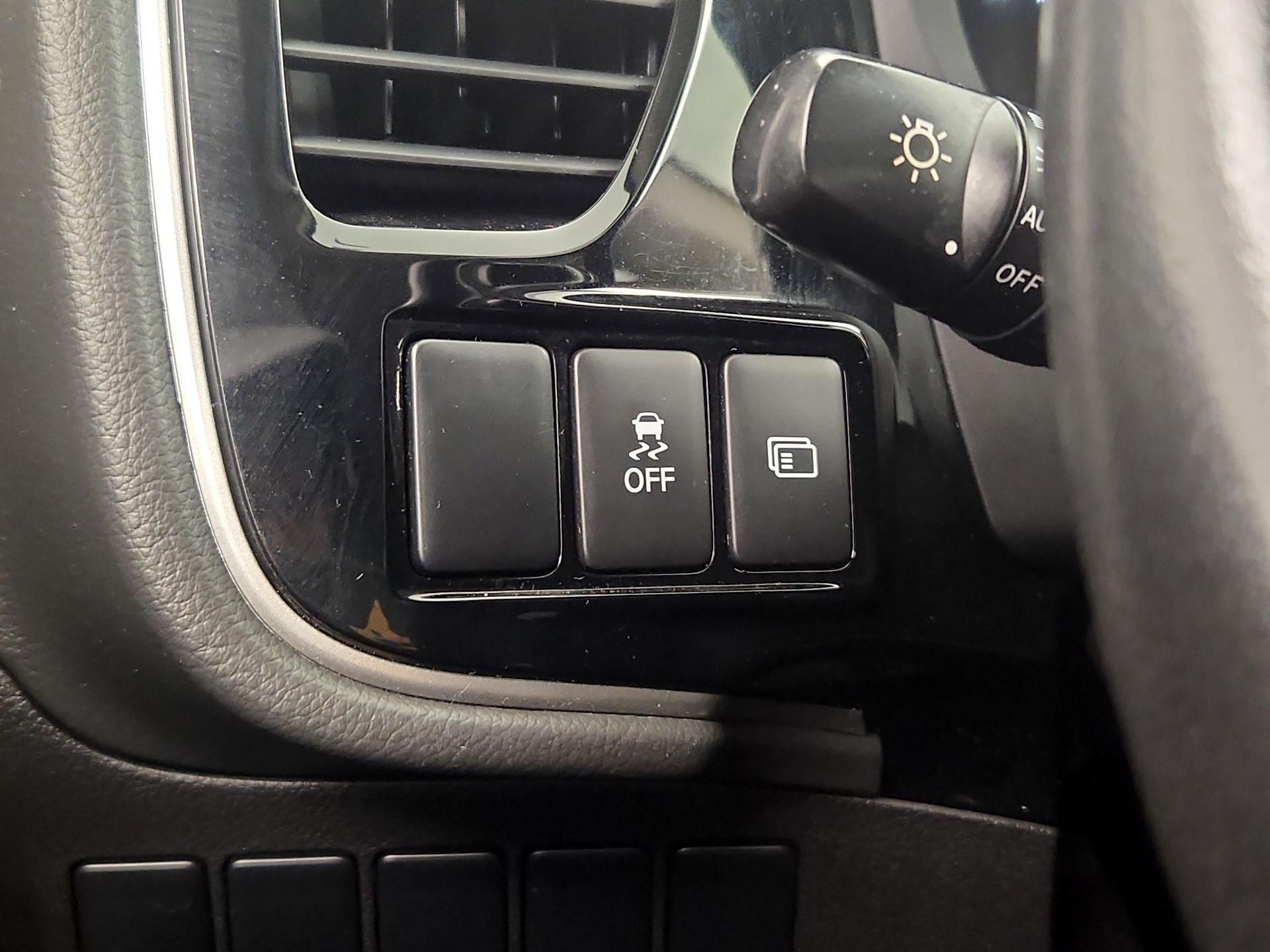 Thumbnail: 2017 Mitsubishi Outlander - 13