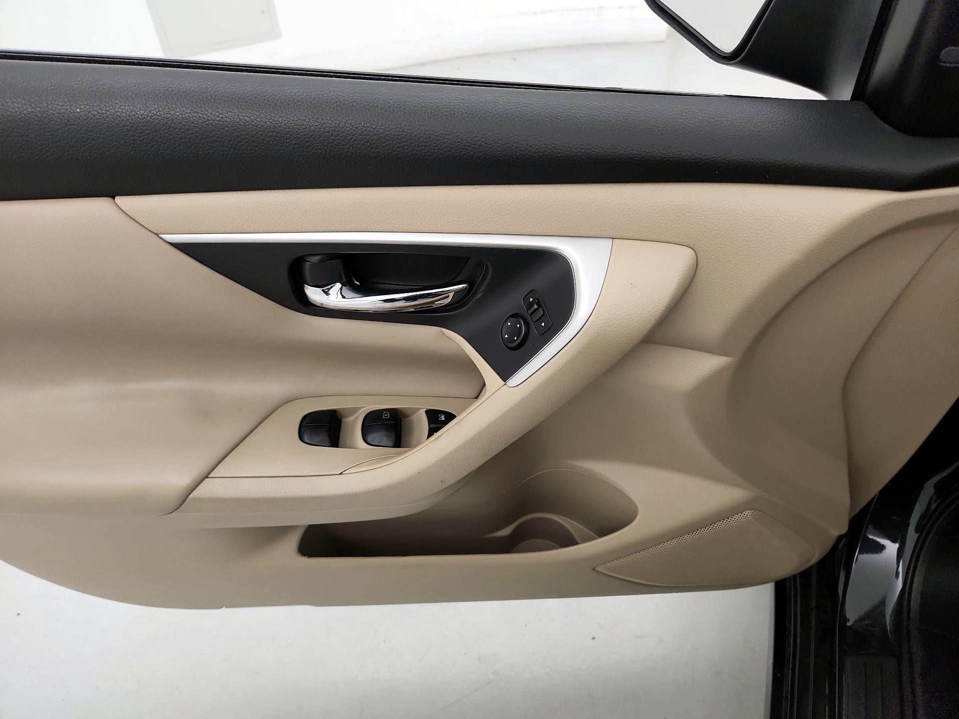 Thumbnail: 2017 Nissan Altima - 12