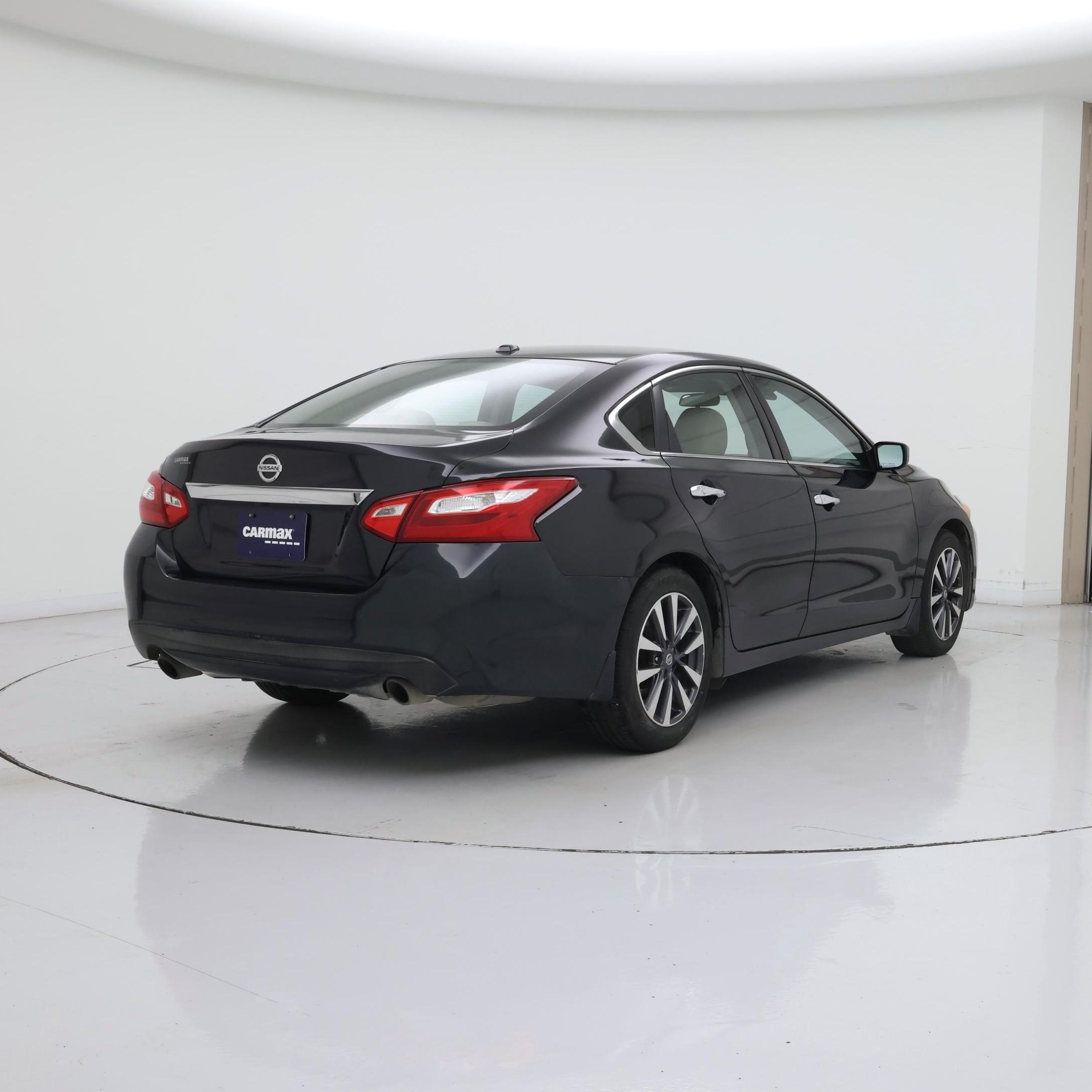 Thumbnail: 2017 Nissan Altima - 8