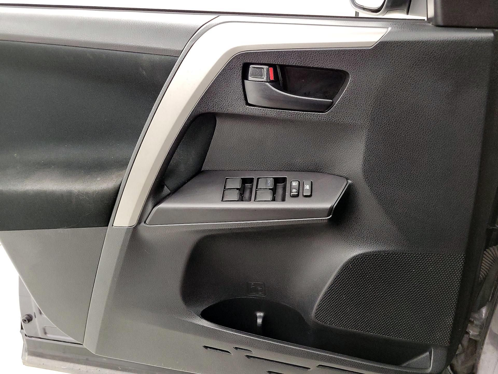 Thumbnail: 2018 Toyota RAV4 - 12