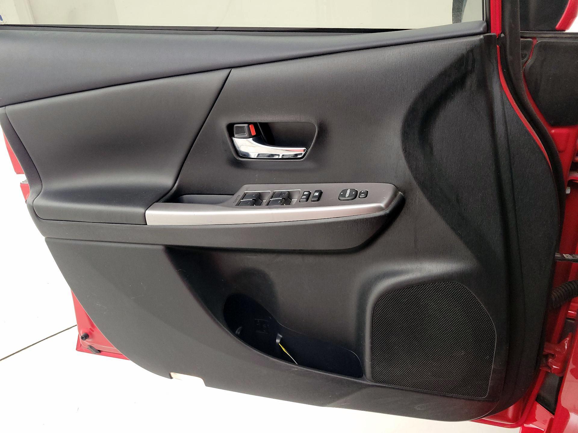 Thumbnail: 2017 Toyota Prius v - 12