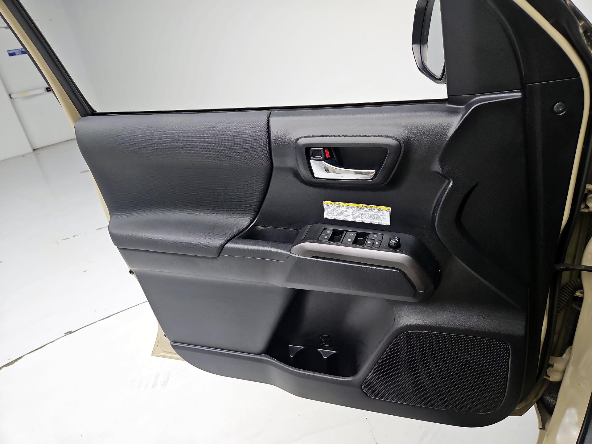 Thumbnail: 2019 Toyota Tacoma - 12