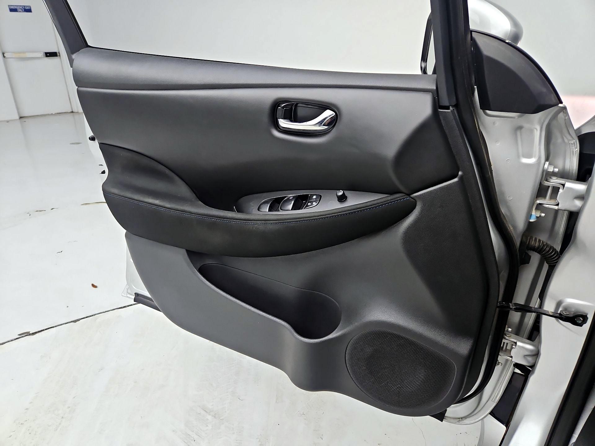 Thumbnail: 2022 Nissan Leaf - 12