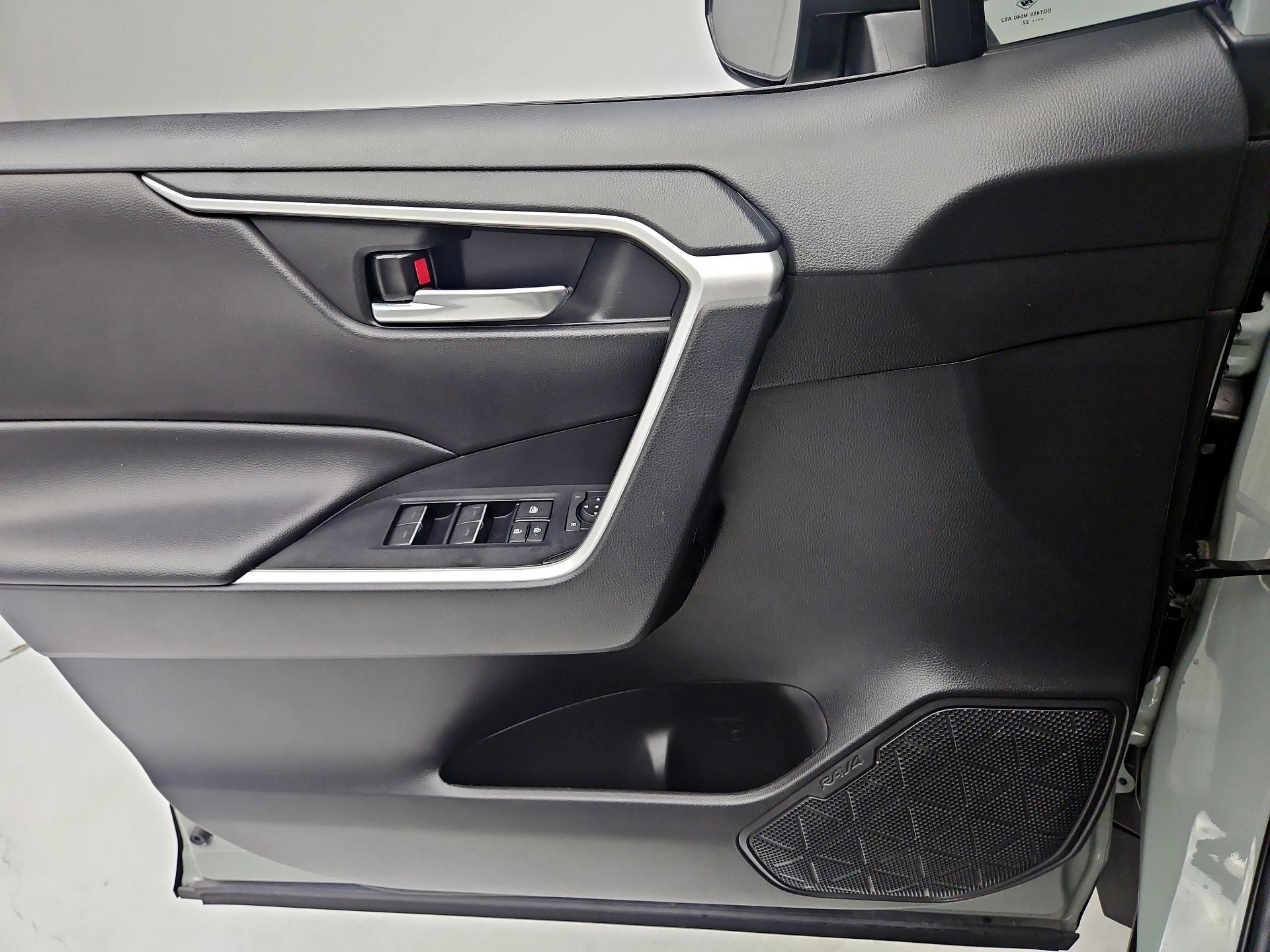 Thumbnail: 2022 Toyota RAV4 - 12