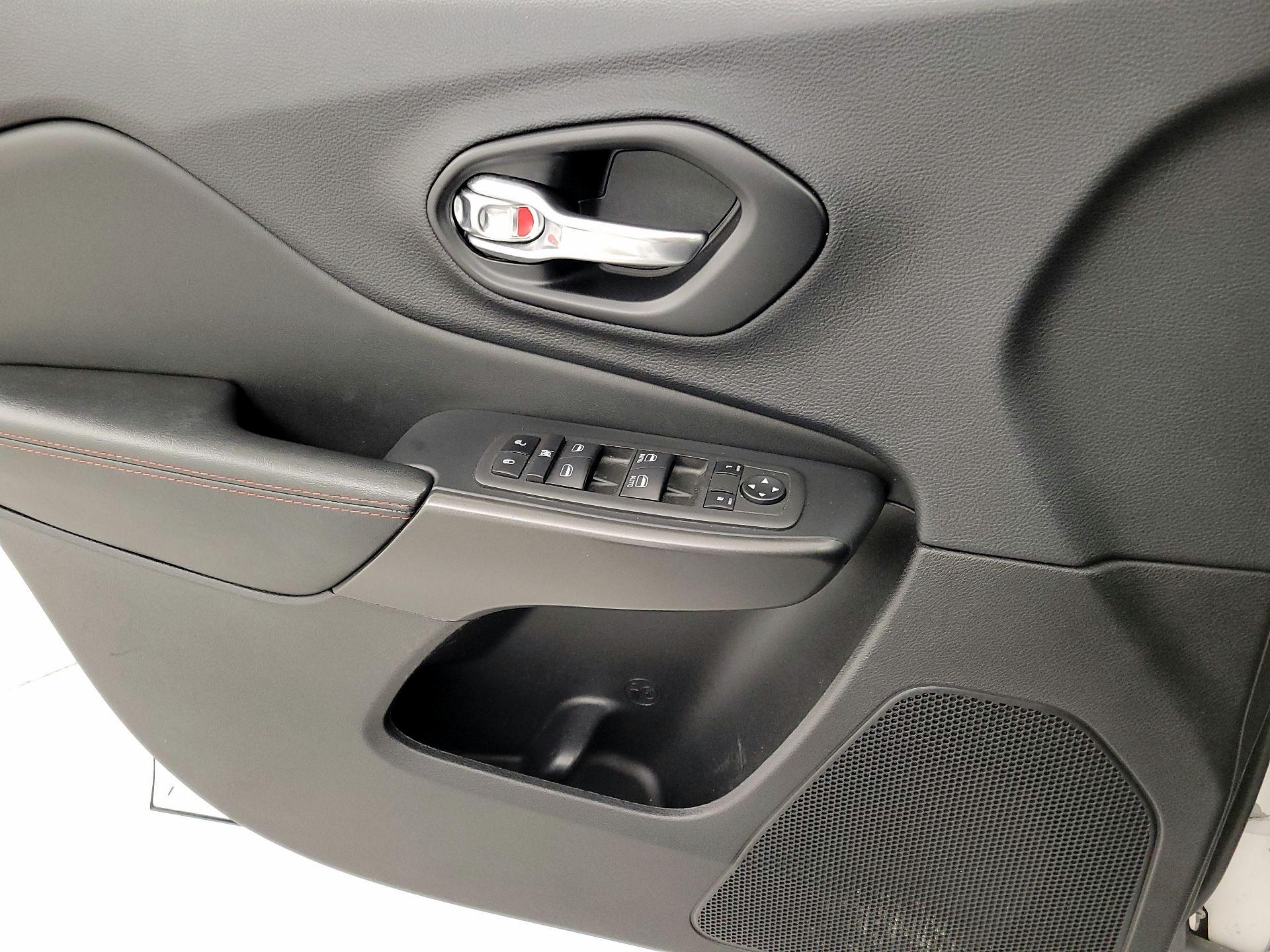 Thumbnail: 2022 Jeep Cherokee - 12