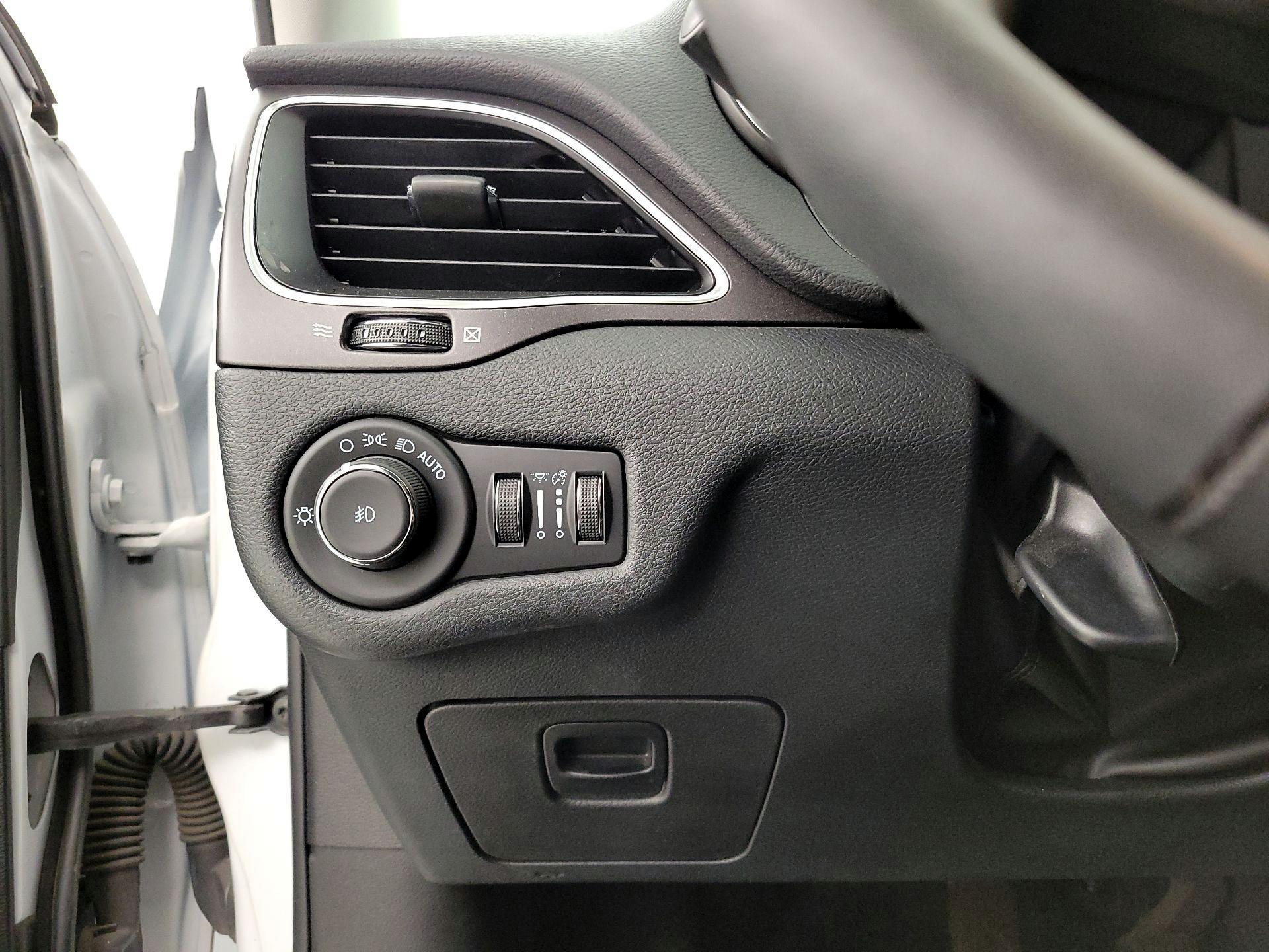 Thumbnail: 2022 Jeep Cherokee - 13