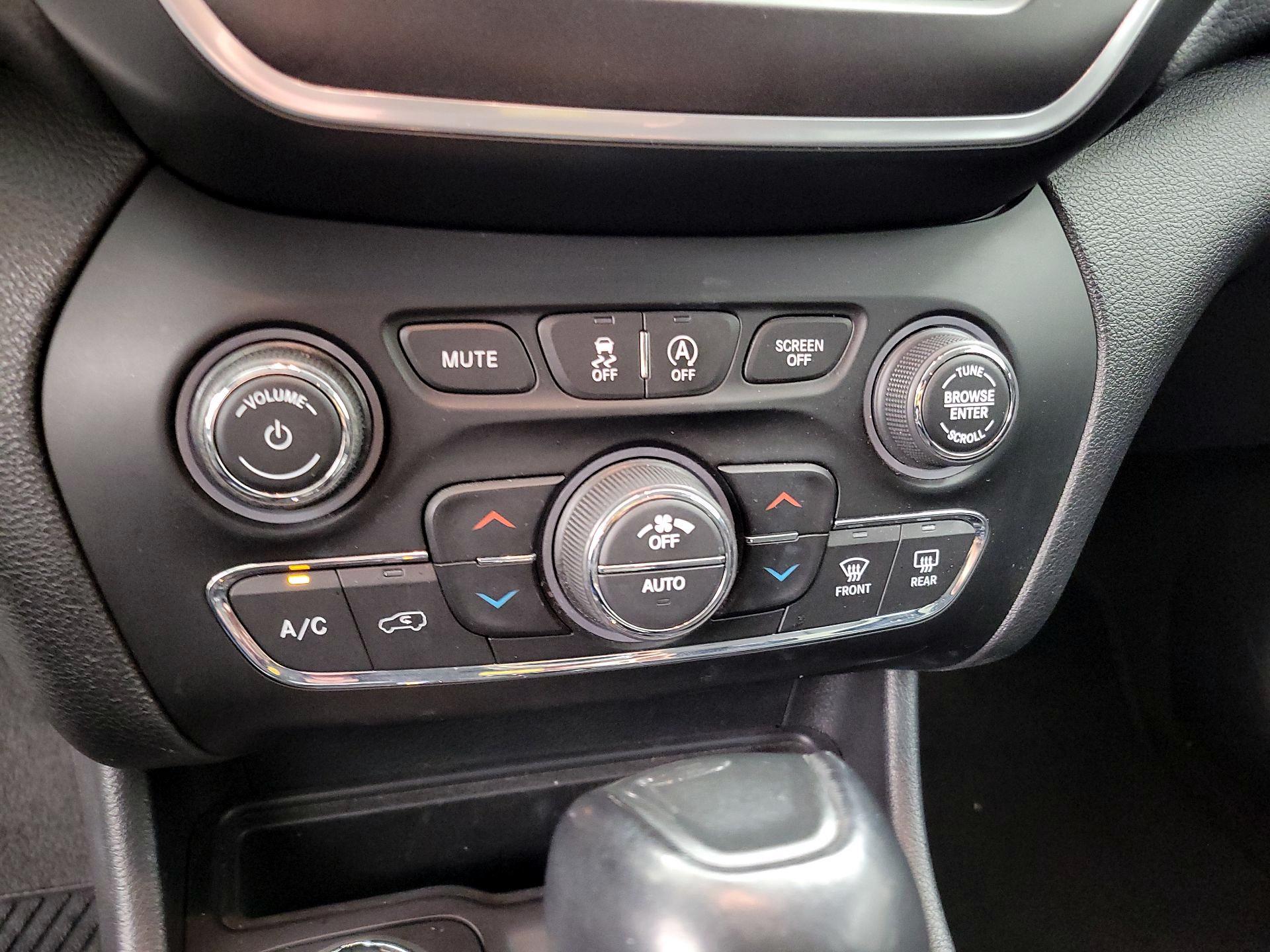 Thumbnail: 2022 Jeep Cherokee - 16