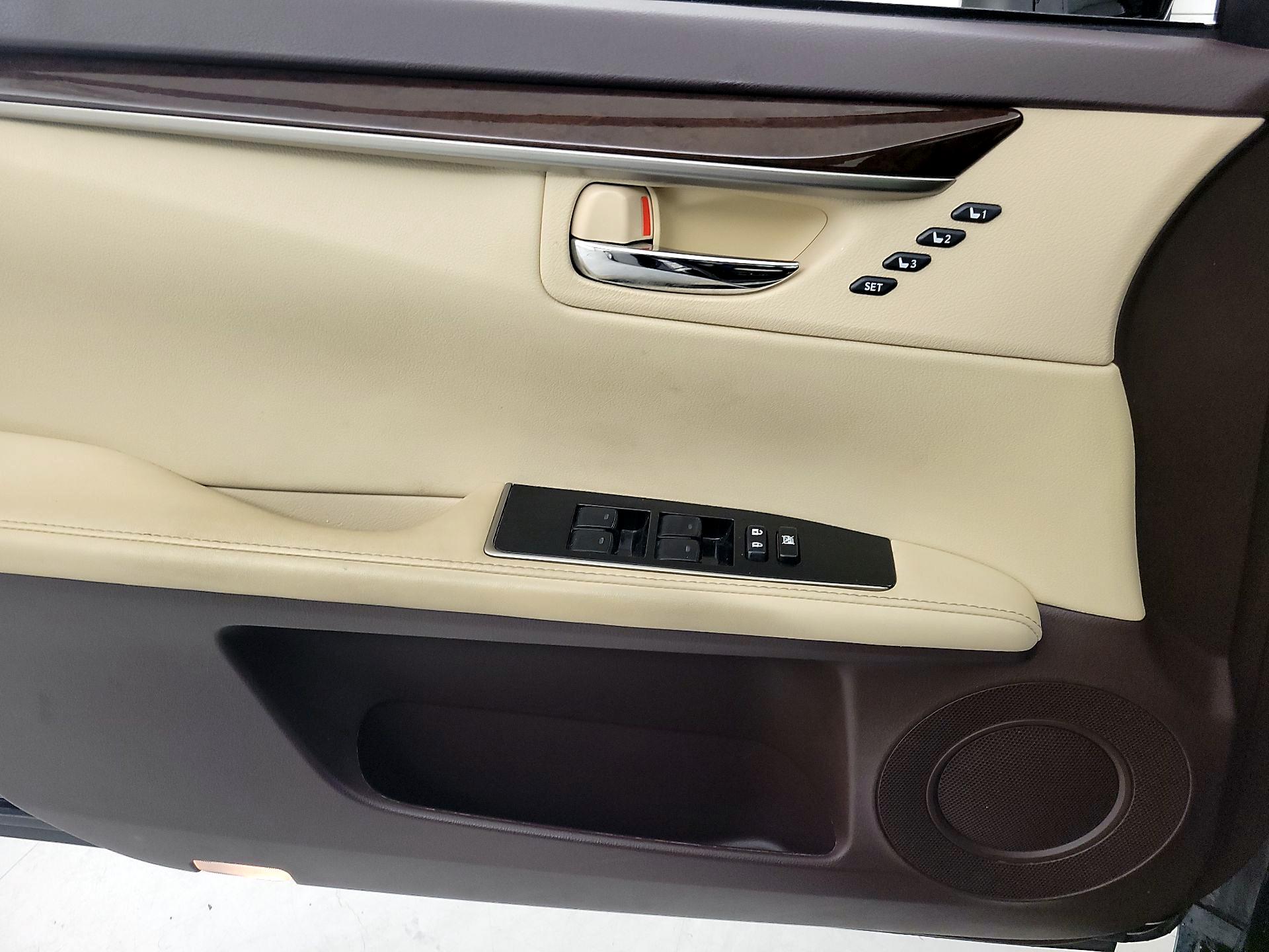 Thumbnail: 2017 Lexus ES - 12