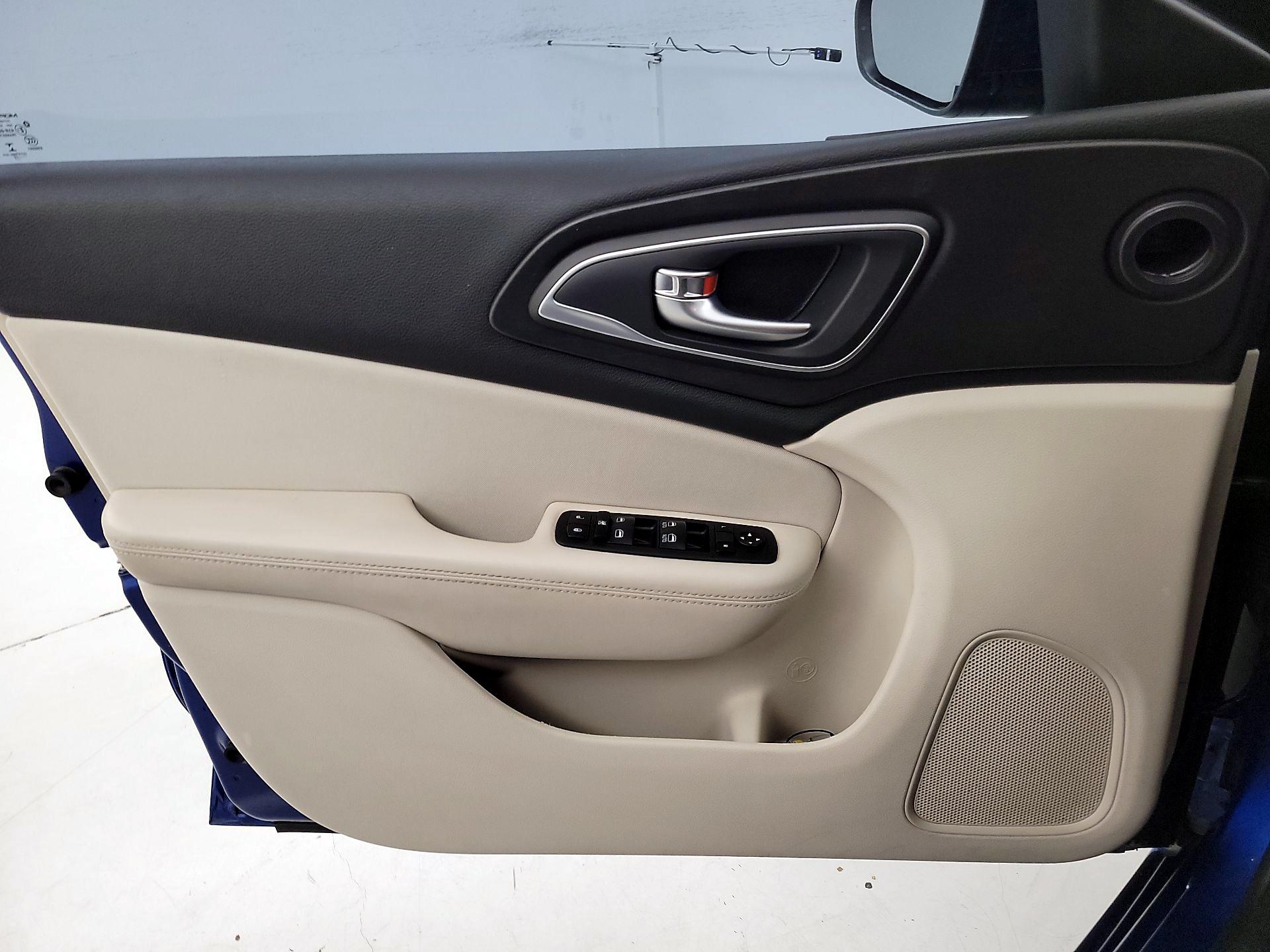 Thumbnail: 2015 Chrysler 200 - 12