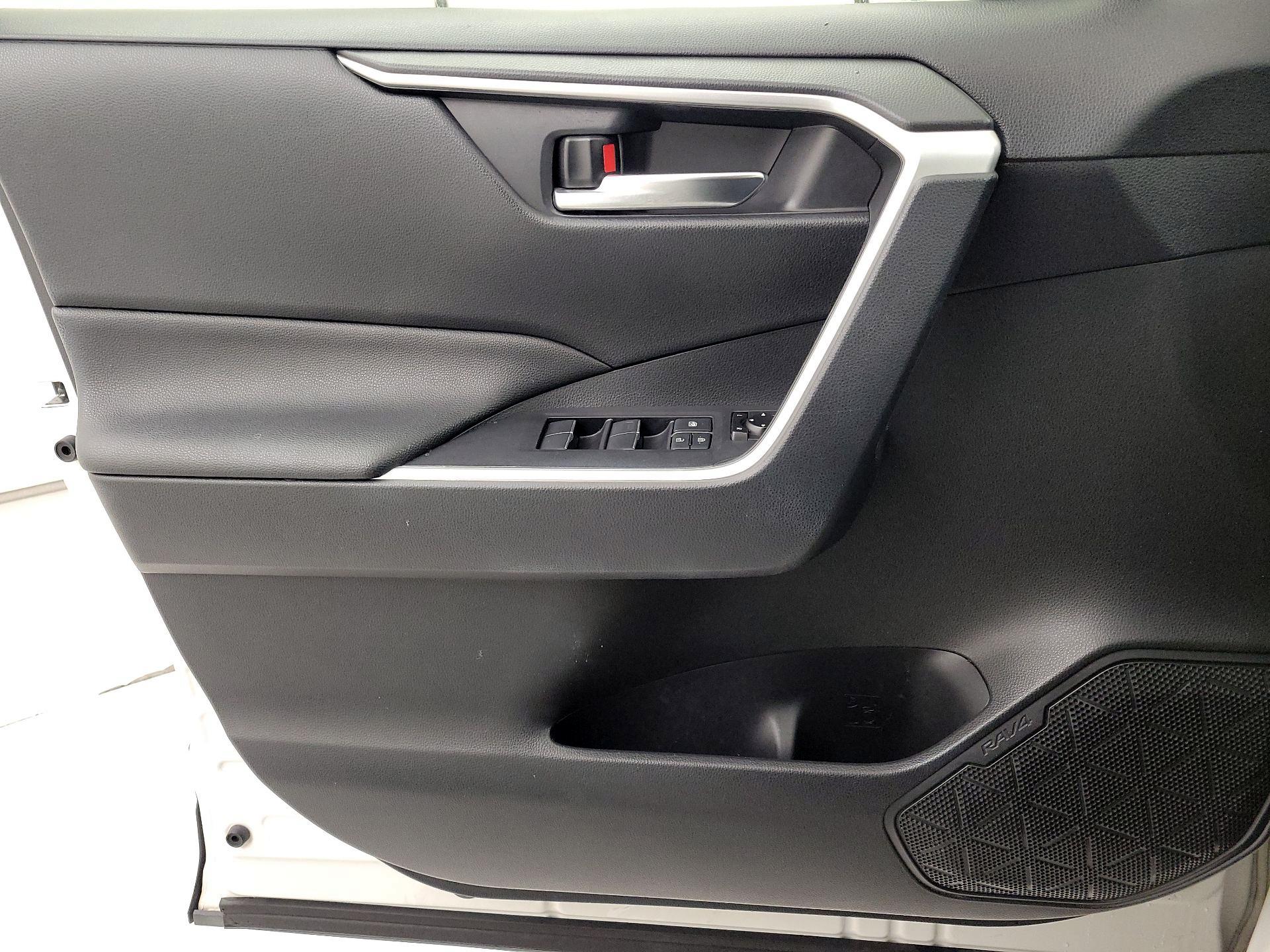 Thumbnail: 2019 Toyota RAV4 - 12