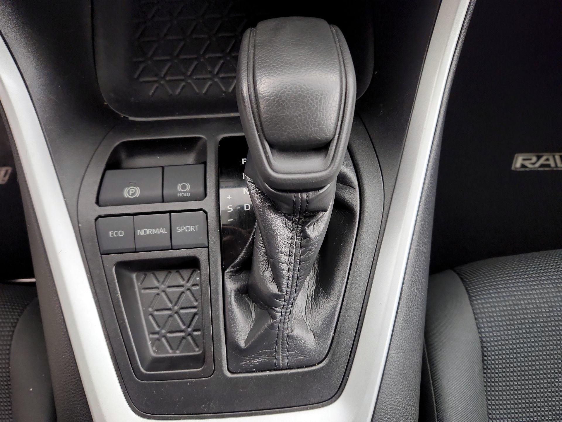 Thumbnail: 2020 Toyota RAV4 - 17