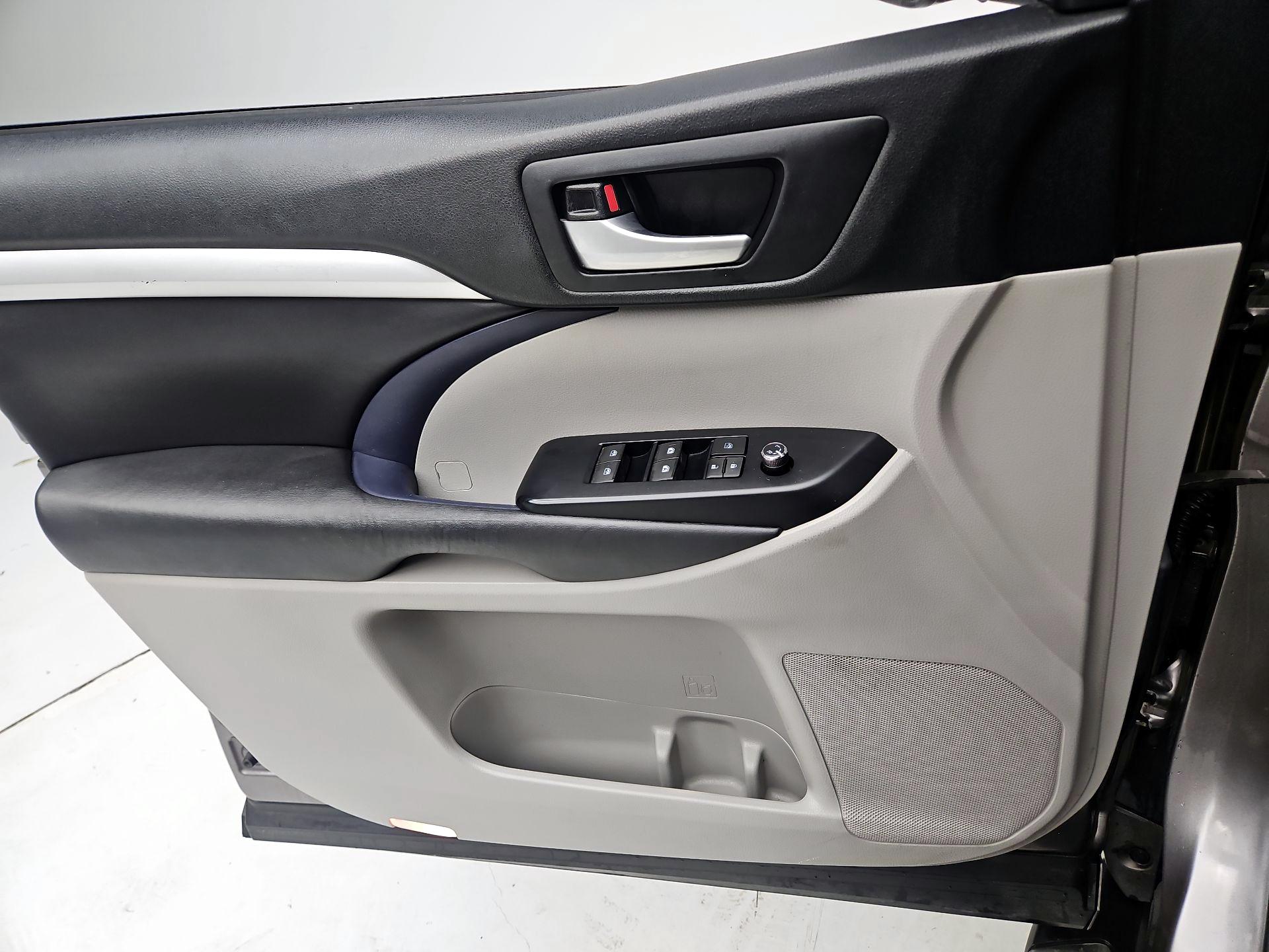 Thumbnail: 2018 Toyota Highlander - 12