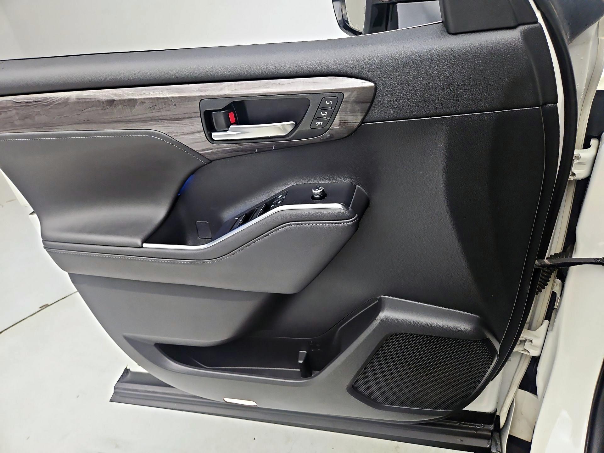 Thumbnail: 2020 Toyota Highlander - 12