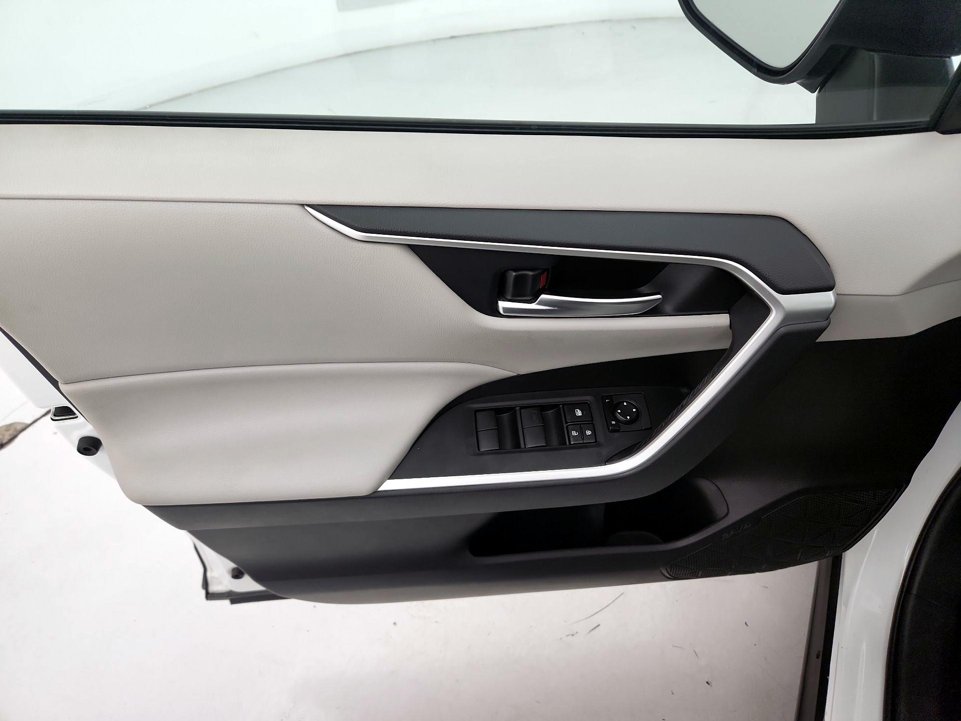 Thumbnail: 2019 Toyota RAV4 - 12