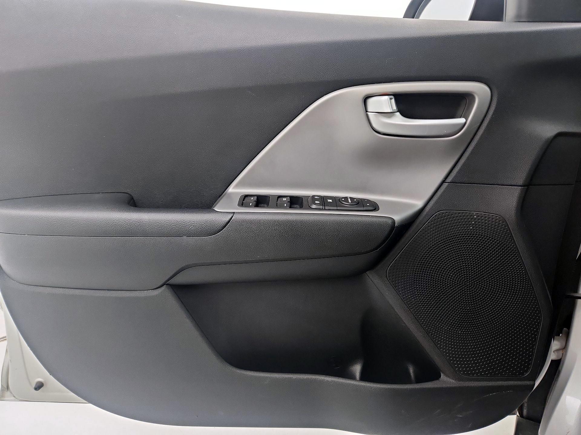 Thumbnail: 2020 Kia Niro - 12