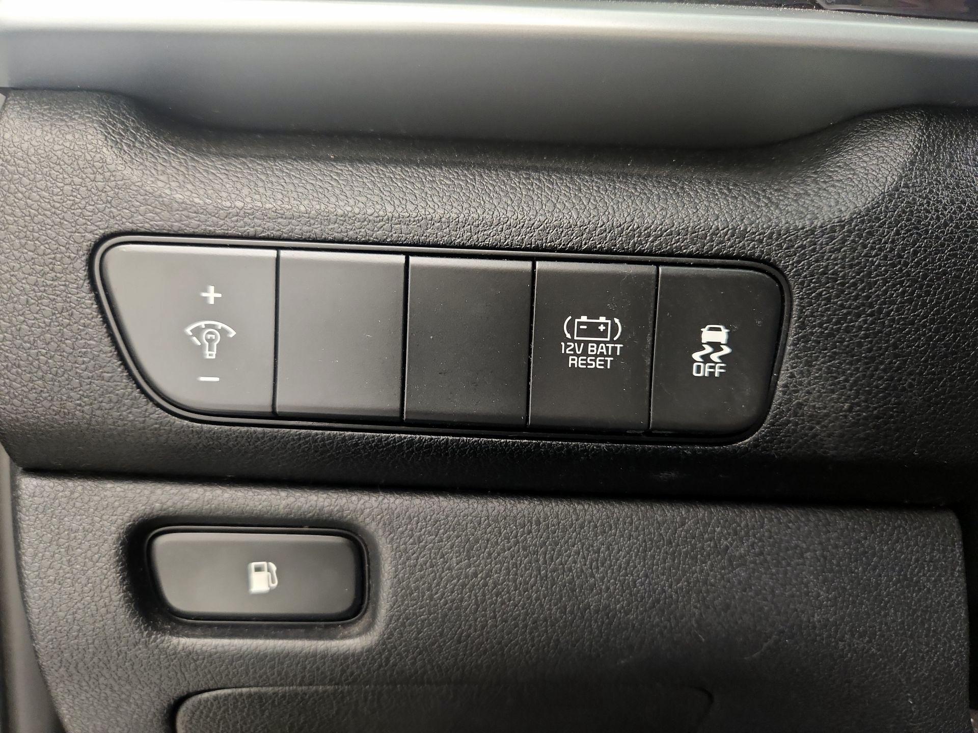 Thumbnail: 2020 Kia Niro - 13