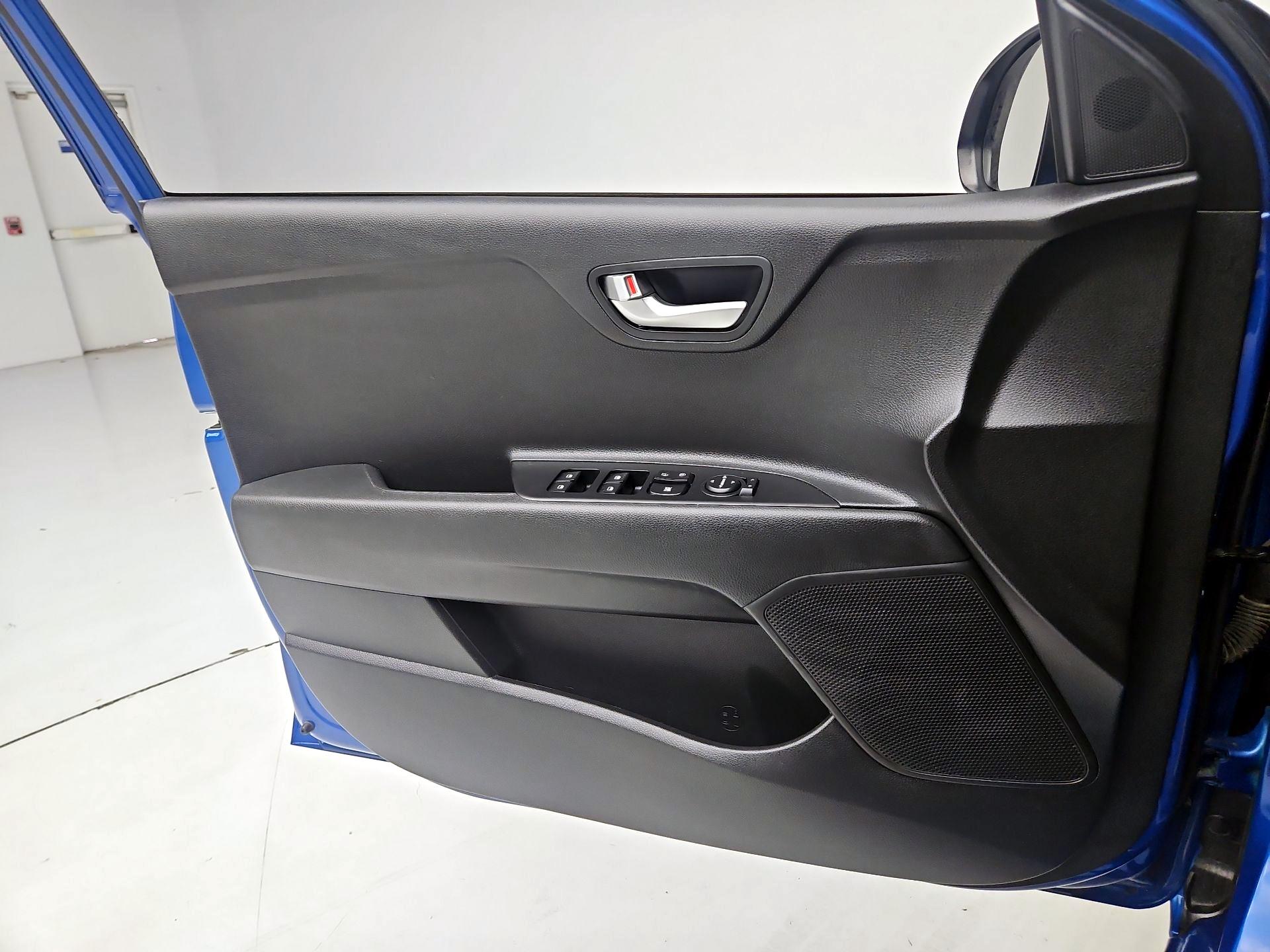 Thumbnail: 2022 Kia Rio - 12