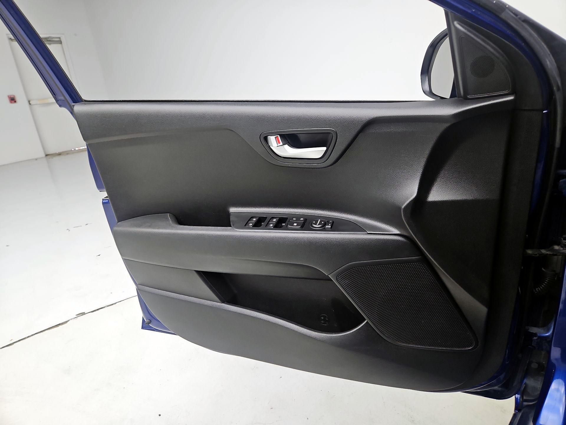 Thumbnail: 2019 Kia Rio - 12