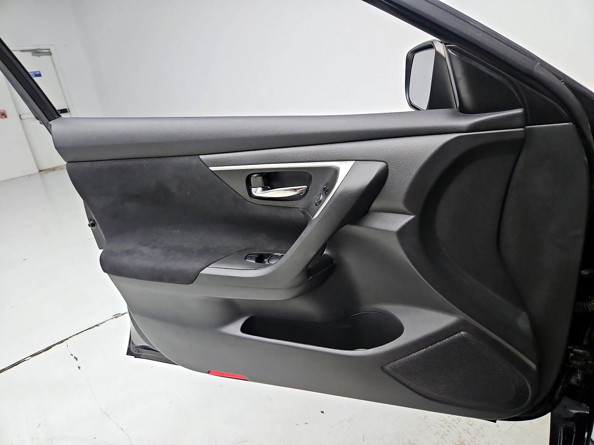 Thumbnail: 2015 Nissan Altima - 12