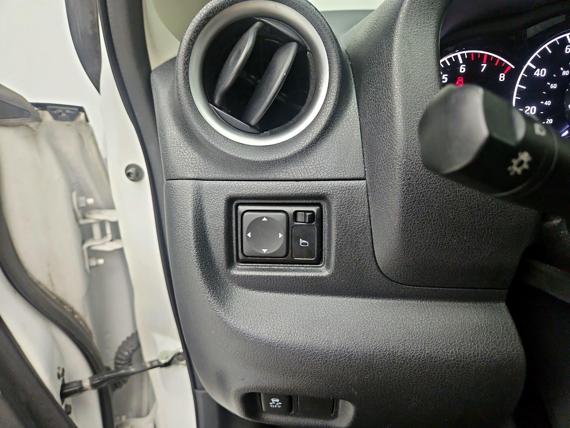 Thumbnail: 2016 Nissan Versa Note - 13