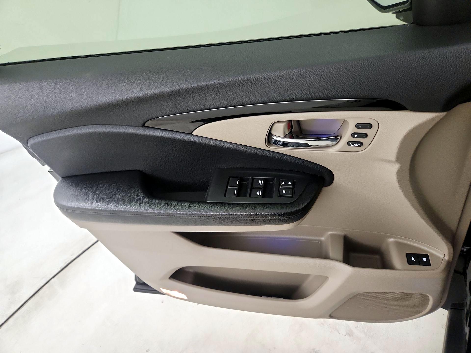 Thumbnail: 2017 Honda Pilot - 12