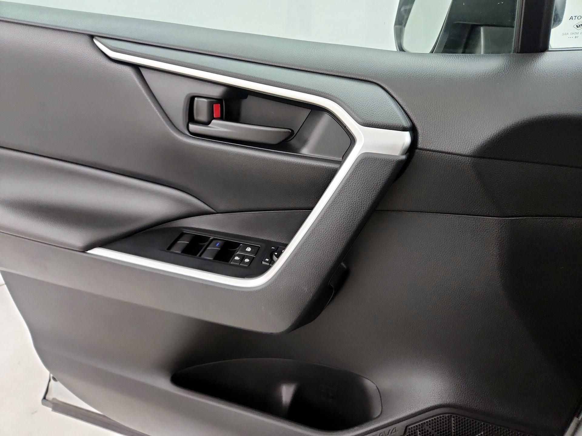 Thumbnail: 2019 Toyota RAV4 - 12