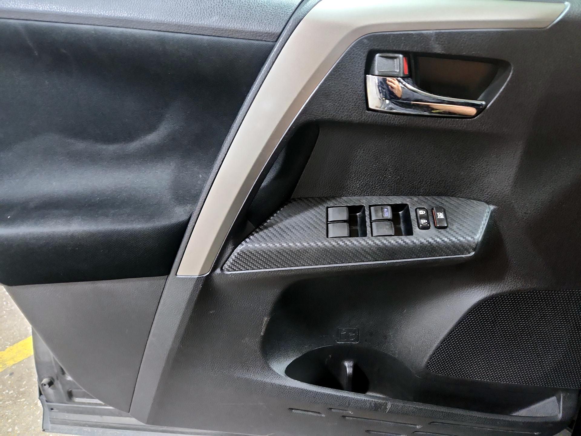 Thumbnail: 2015 Toyota RAV4 - 12