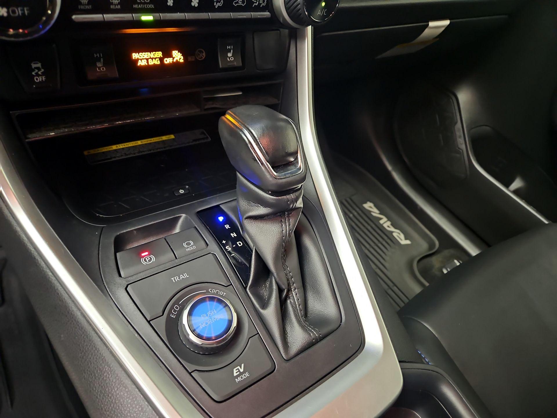 Thumbnail: 2020 Toyota RAV4 - 18