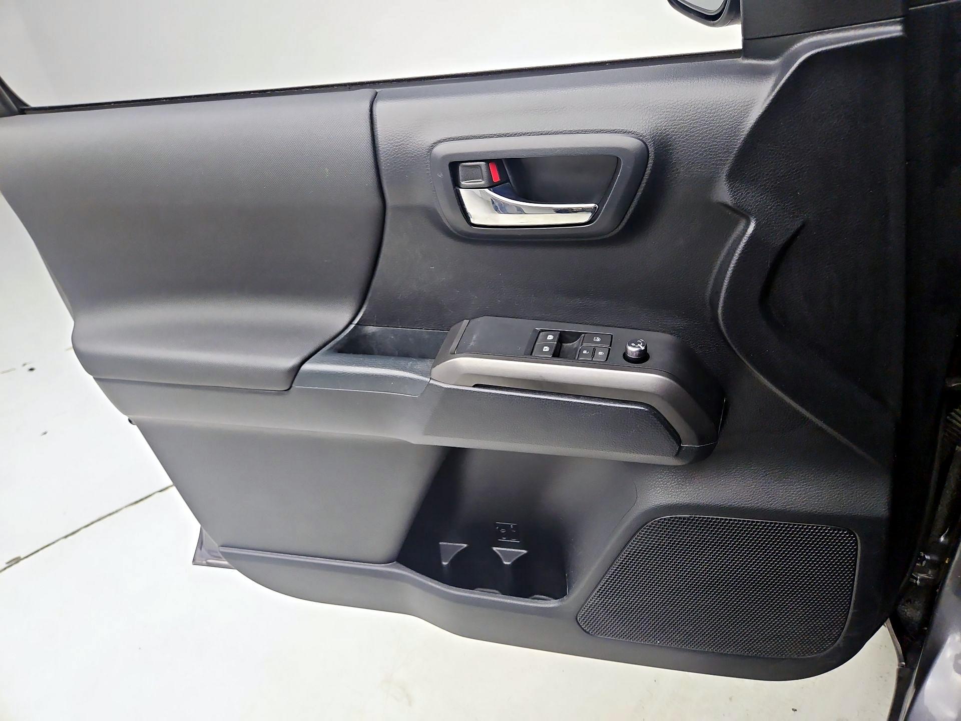 Thumbnail: 2016 Toyota Tacoma - 12