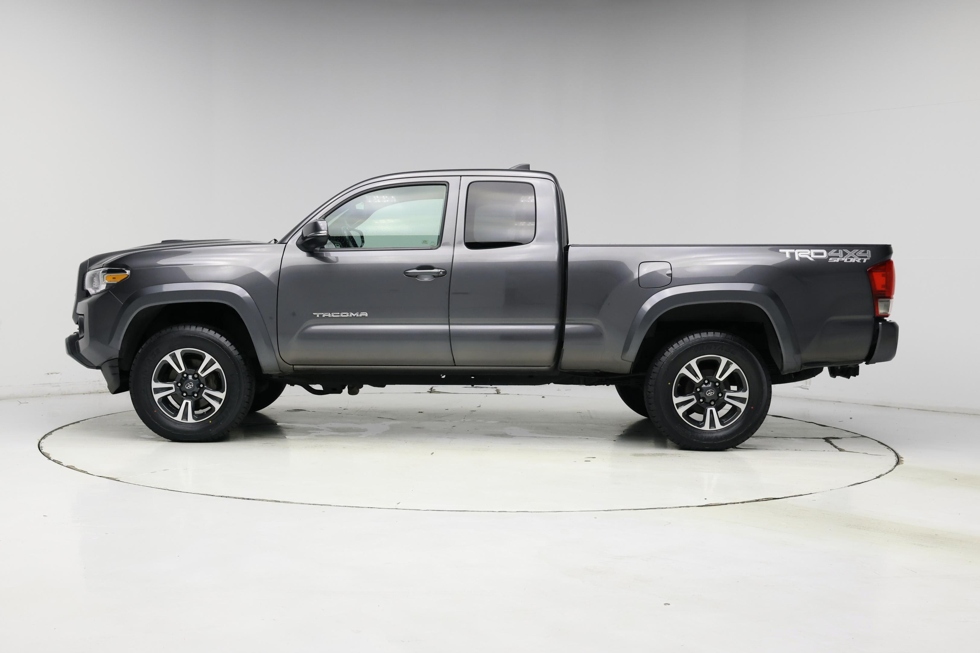 Thumbnail: 2016 Toyota Tacoma - 3
