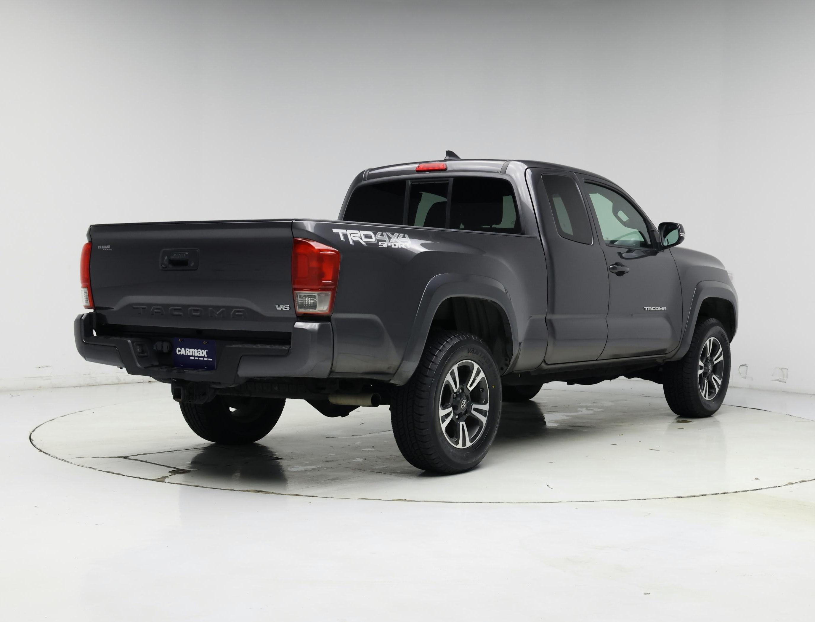 Thumbnail: 2016 Toyota Tacoma - 8