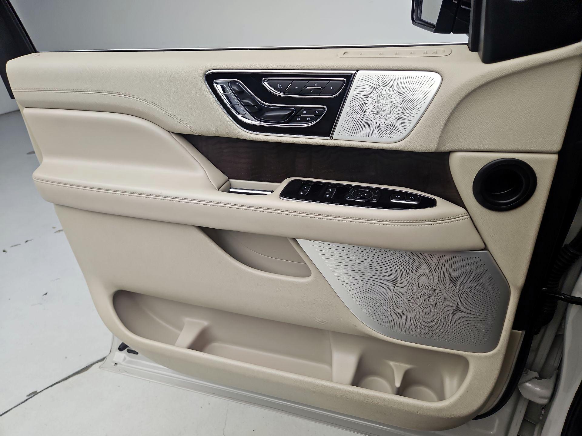 Thumbnail: 2021 Lincoln Navigator L - 12