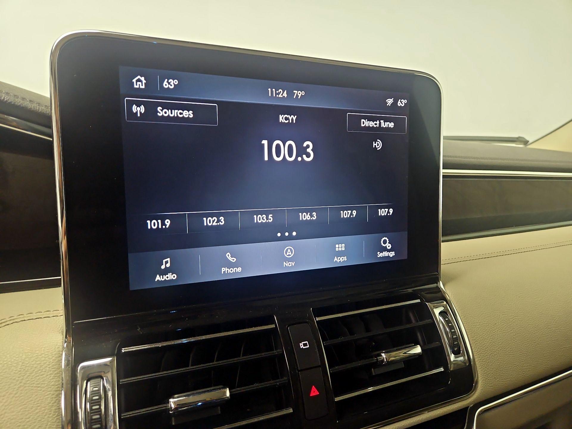 Thumbnail: 2021 Lincoln Navigator L - 16