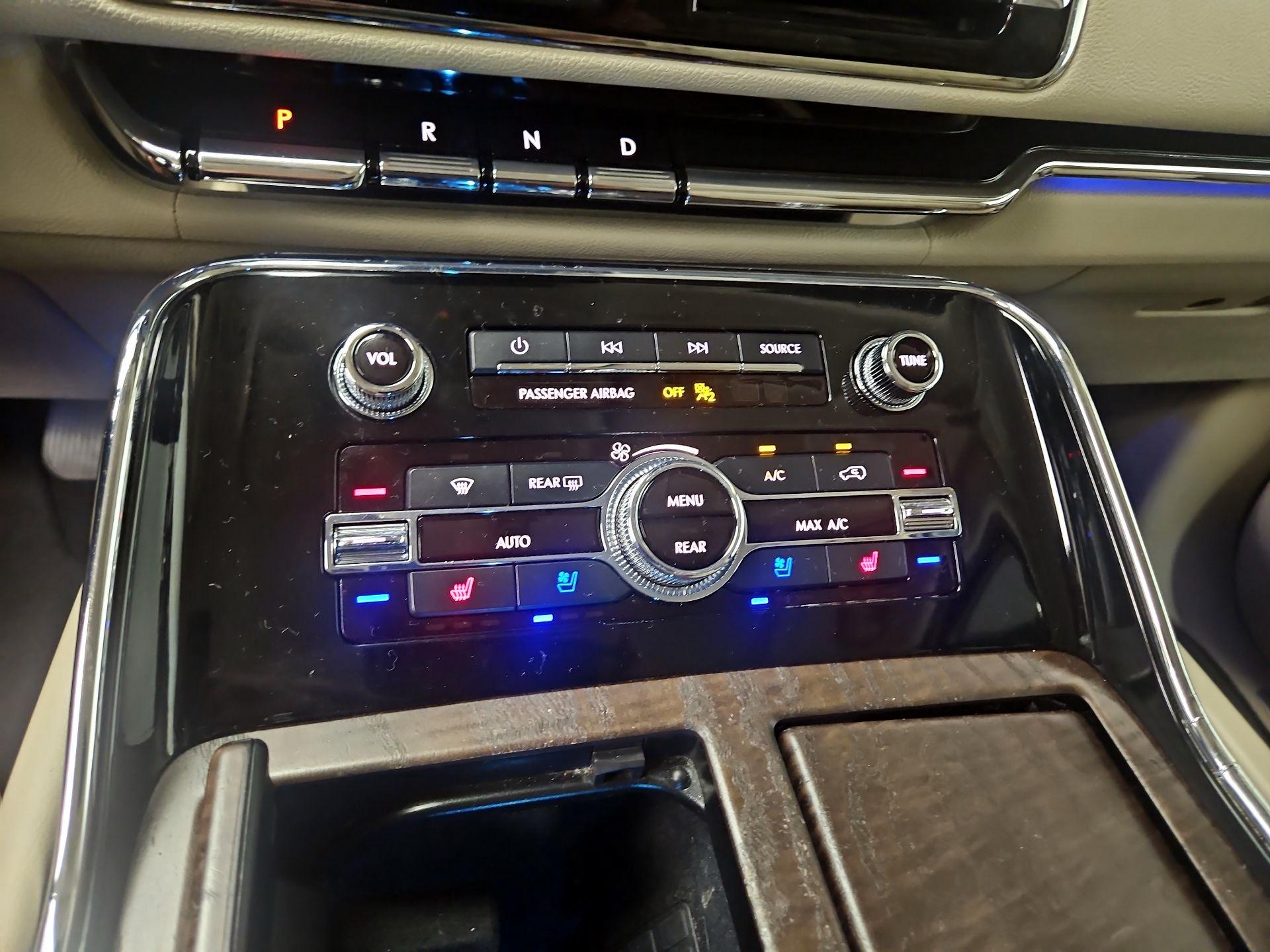 Thumbnail: 2021 Lincoln Navigator L - 17