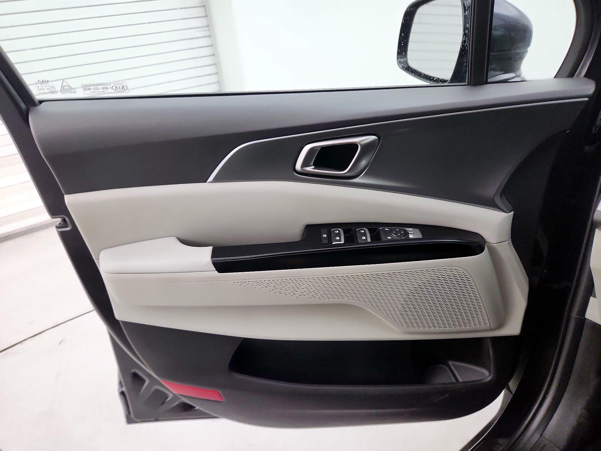 Thumbnail: 2022 Kia Carnival - 12