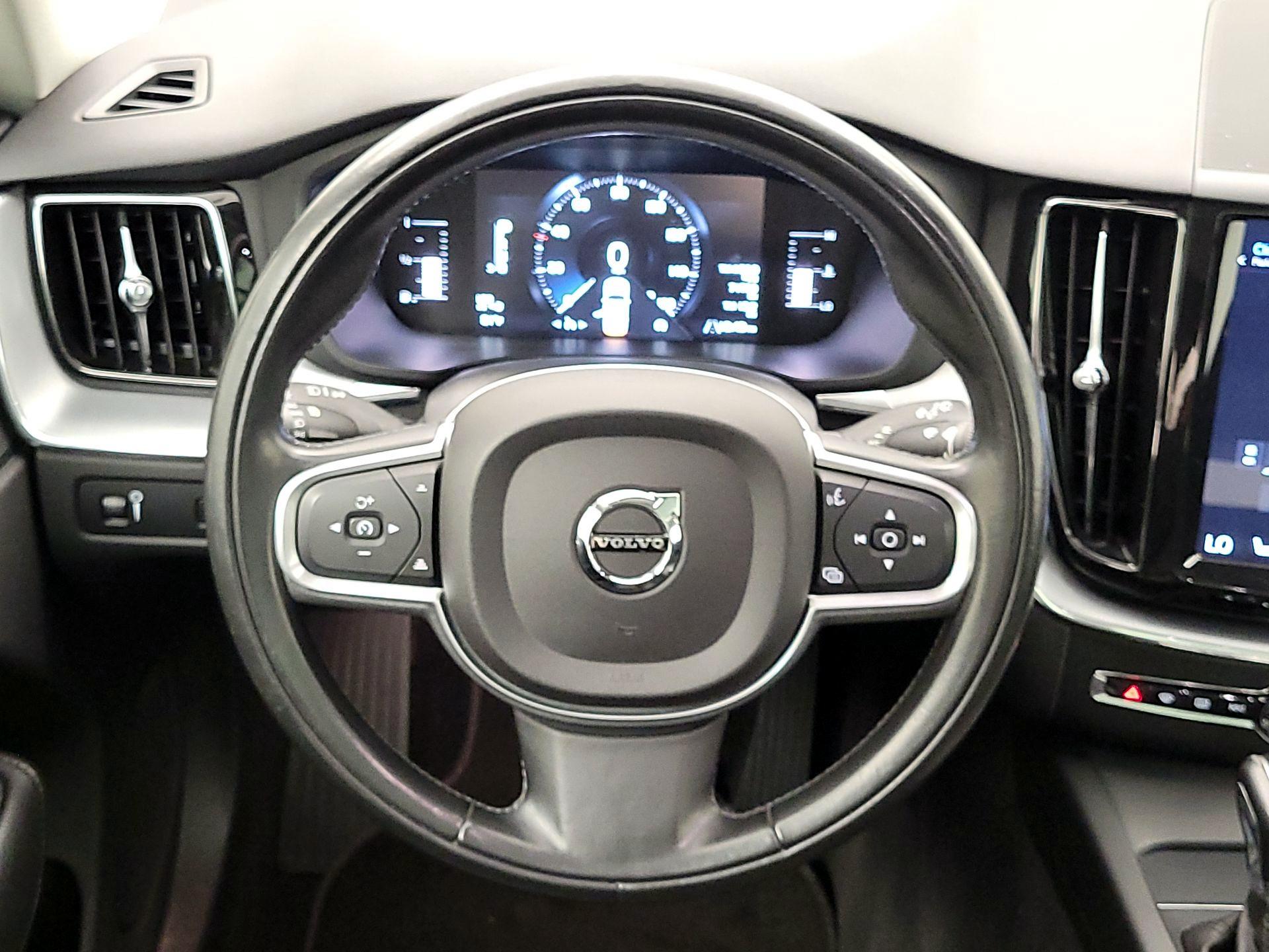 Thumbnail: 2018 Volvo XC60 - 10