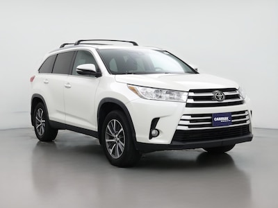 White 2019 Toyota Highlander XLE