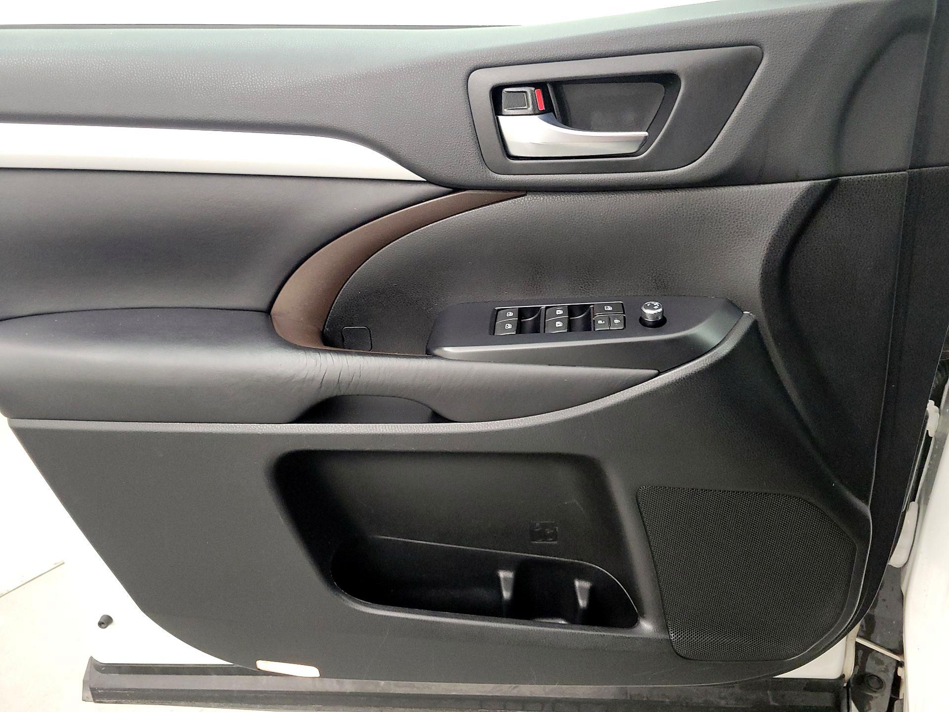 Thumbnail: 2019 Toyota Highlander - 12