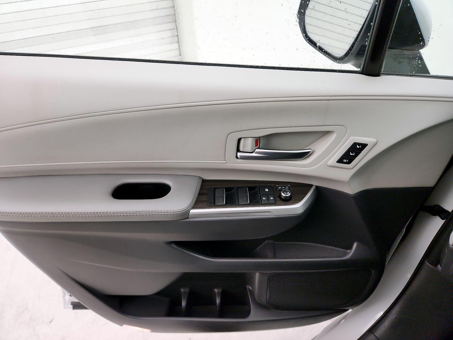 Thumbnail: 2023 Toyota Sienna - 12