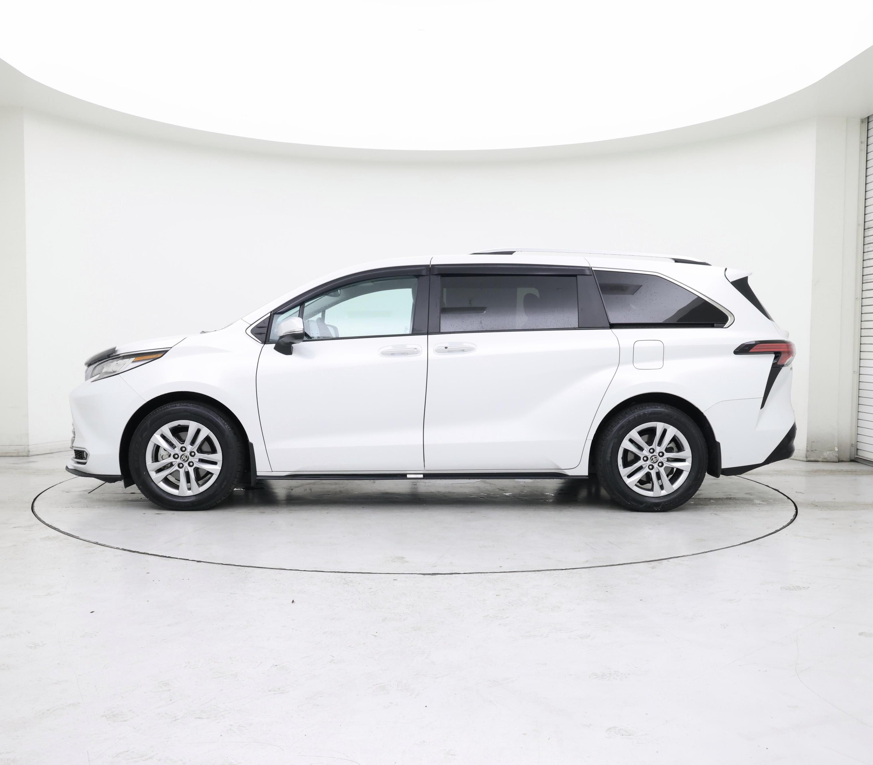 Thumbnail: 2023 Toyota Sienna - 3