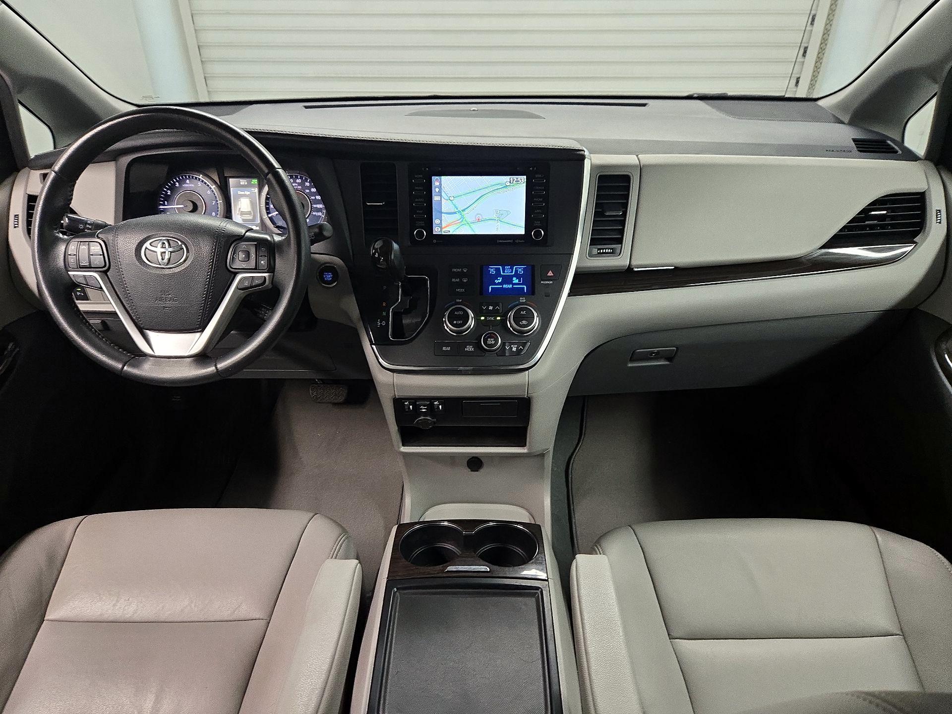 Thumbnail: 2019 Toyota Sienna - 9