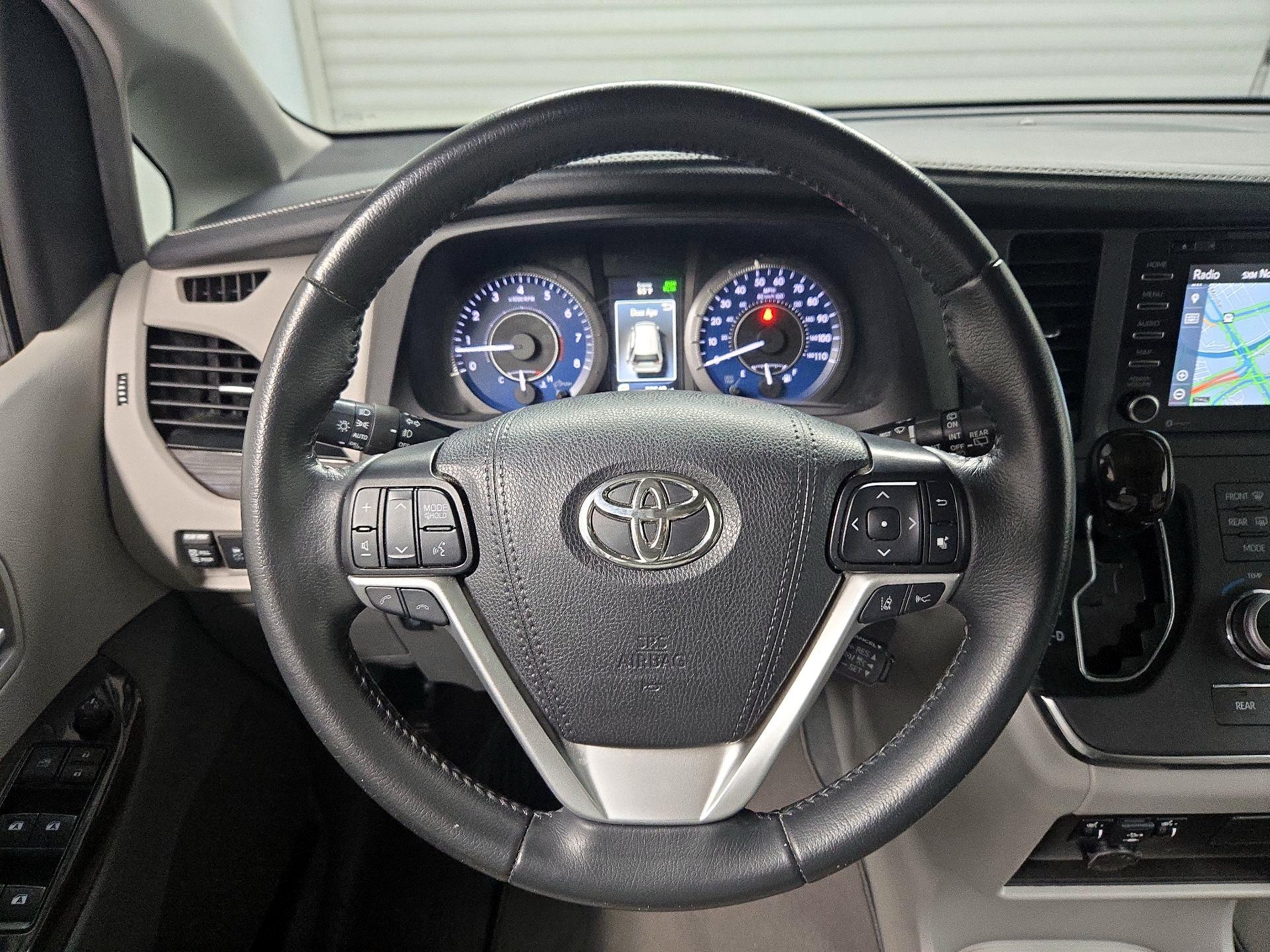 Thumbnail: 2019 Toyota Sienna - 10